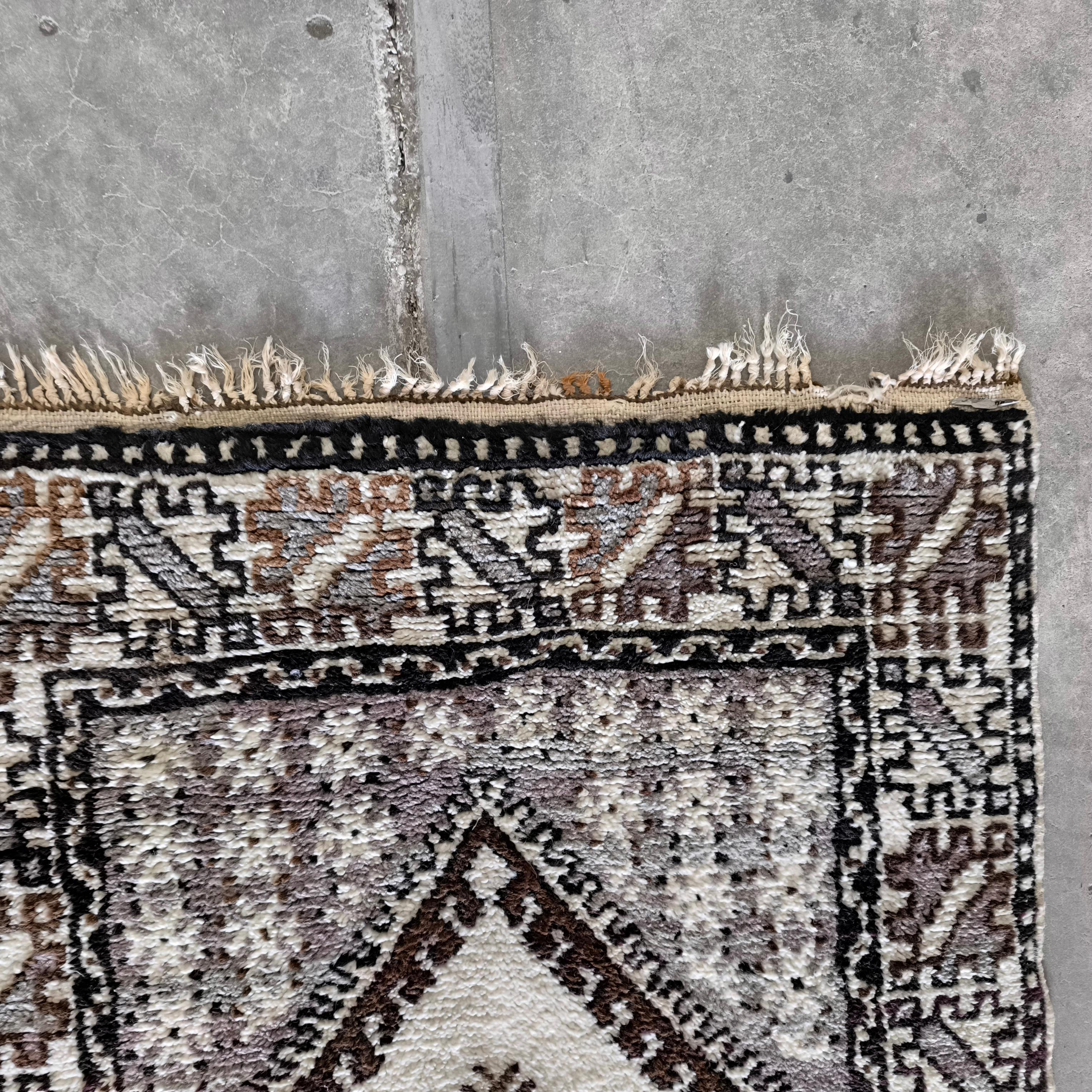 Alfombra tribal marroquí de mediados de siglo - Lana anudada a mano, diseño geométrico siglo XX en venta