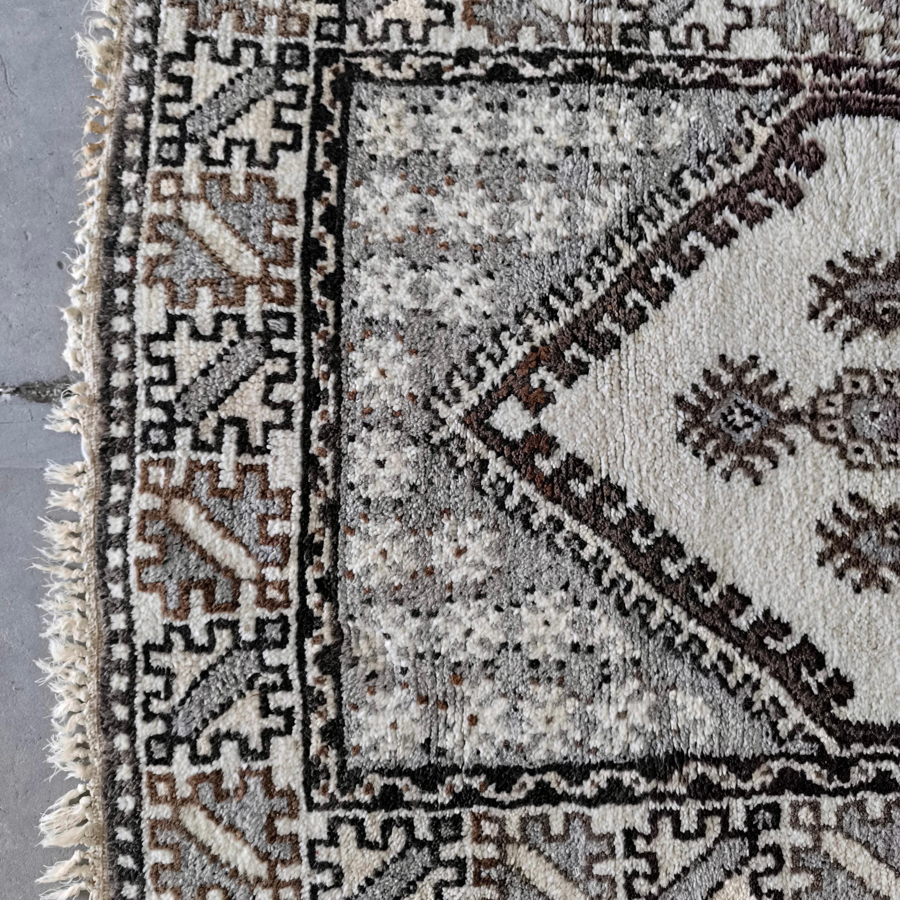 Alfombra tribal marroquí de mediados de siglo - Lana anudada a mano, diseño geométrico en venta 2