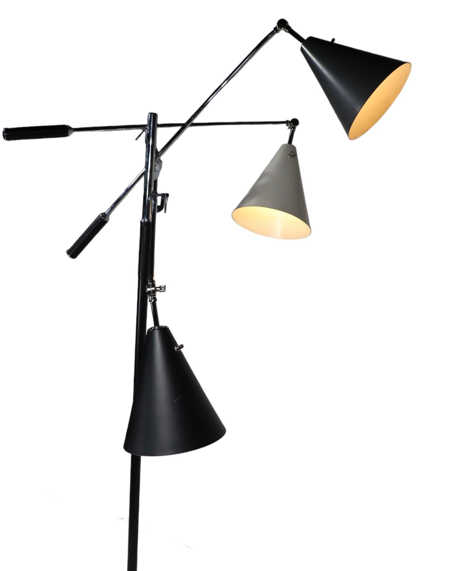 Mid Century Triennale Floor Lamp Made in Italy  att. Leila for Arredoluce 1950’s For Sale 4