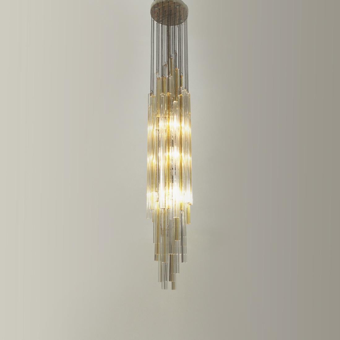 Chandelier produced in the 60s by Venini.
Rosette in white painted metal.
Crystal trilobes, transparent and yellow, of various heights.
Structure in good condition, small faults on the edge of the rosette with discolored paint.
We have inserted an