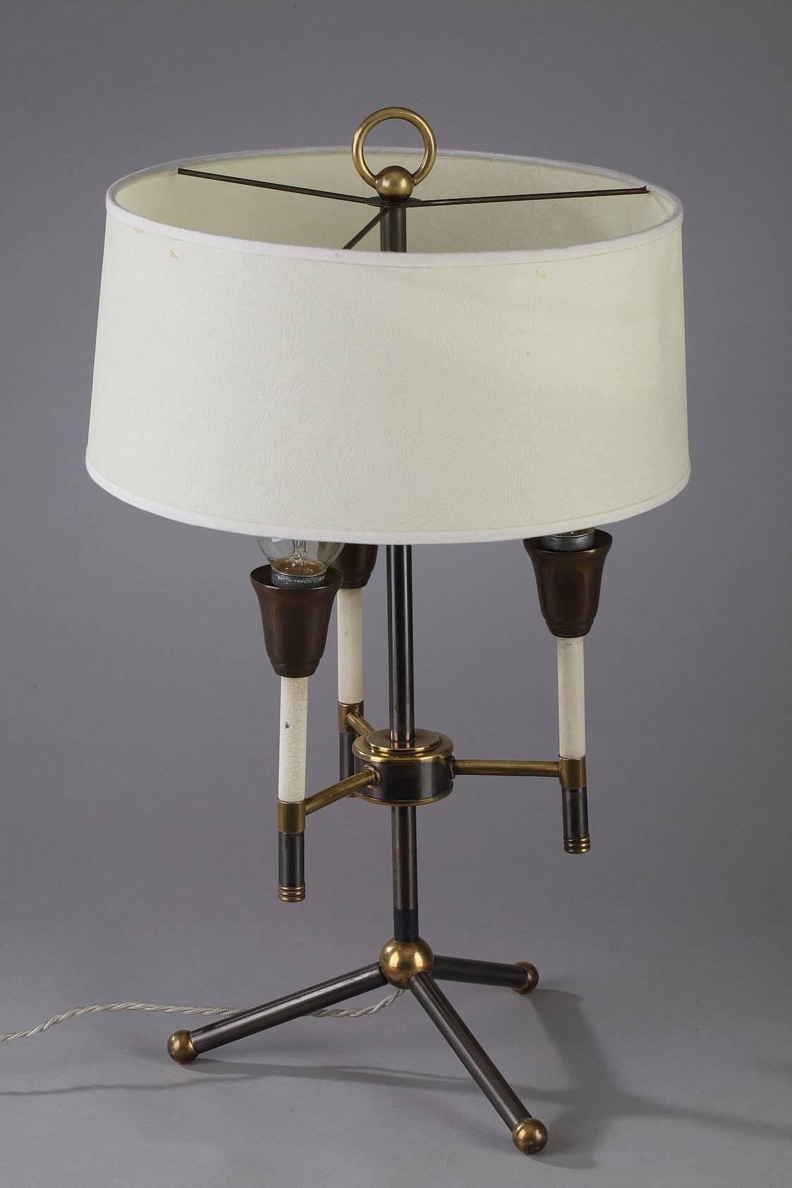 Mid-Century Modern table lamp in black and gilded metal, resting on a tripod base ending with ball feet. Three arms of light and original white lampshade. 

circa 1950.
Dimensions: W 11 in, D 11in, H 19,7in.
Dimensions: L 28 cm, P 28 cm, H 50 cm.