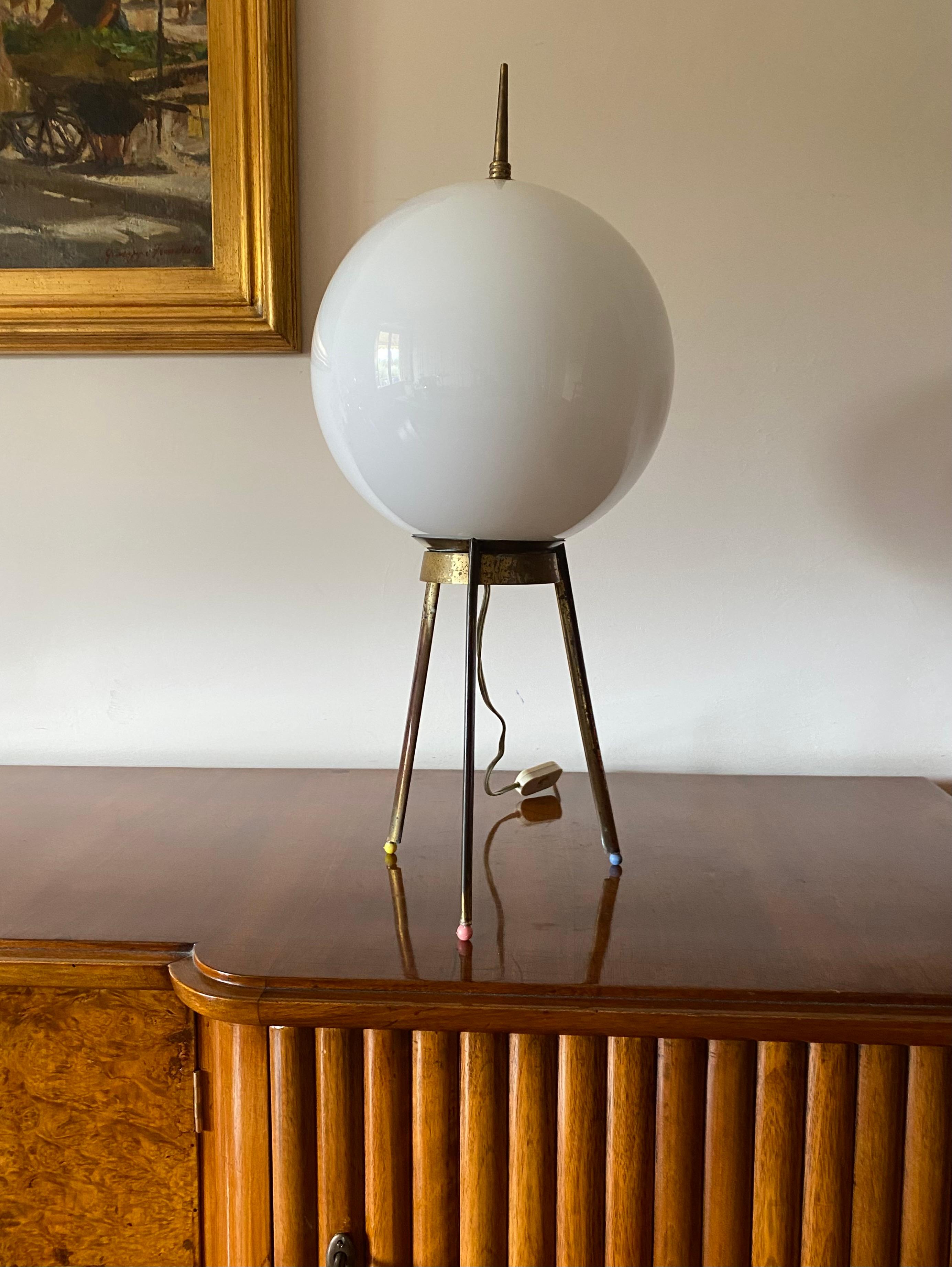 Lámpara de sobremesa trípode de latón de mediados de siglo

Producido por Lumi, Italia, años 50

vidrio esférico opalino blanco

A 58 cm x P 26 cm

Estado: excelente, acorde con la edad y el uso. Estado original, sin restaurar, latón patinado.