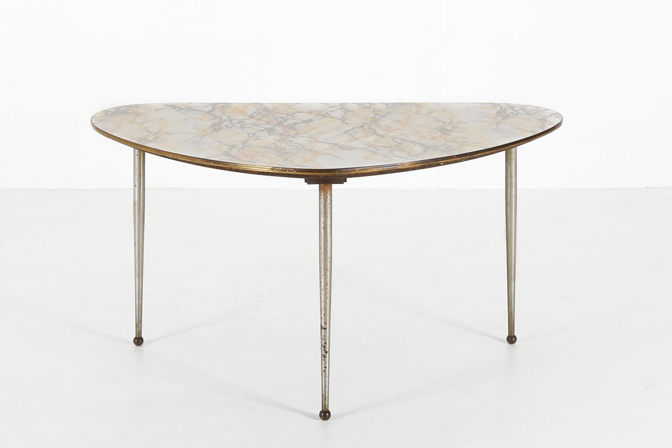 Belgium / 1960 / coffee table / metal, formica / Mid-Century / Vintage / Space Age

Vintage coffee table designed in Belgium in the sixties. This table has a formica top with a nice yellow and grey marble print and rests on three metal legs with