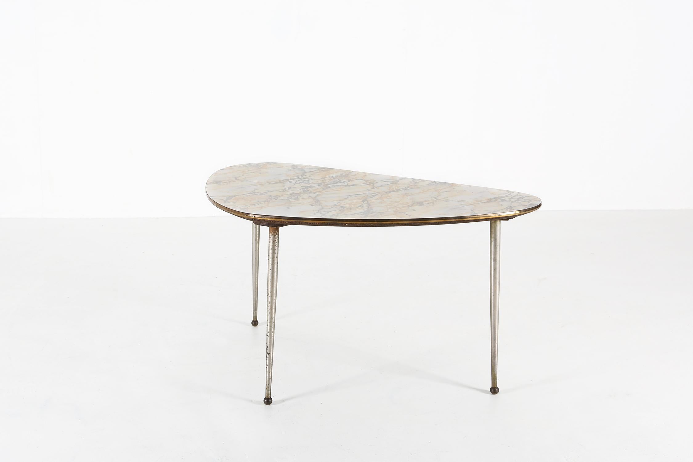 Mid-Century tripod coffee table with marble print top, Belgium 1960s In Good Condition For Sale In Meulebeke, BE