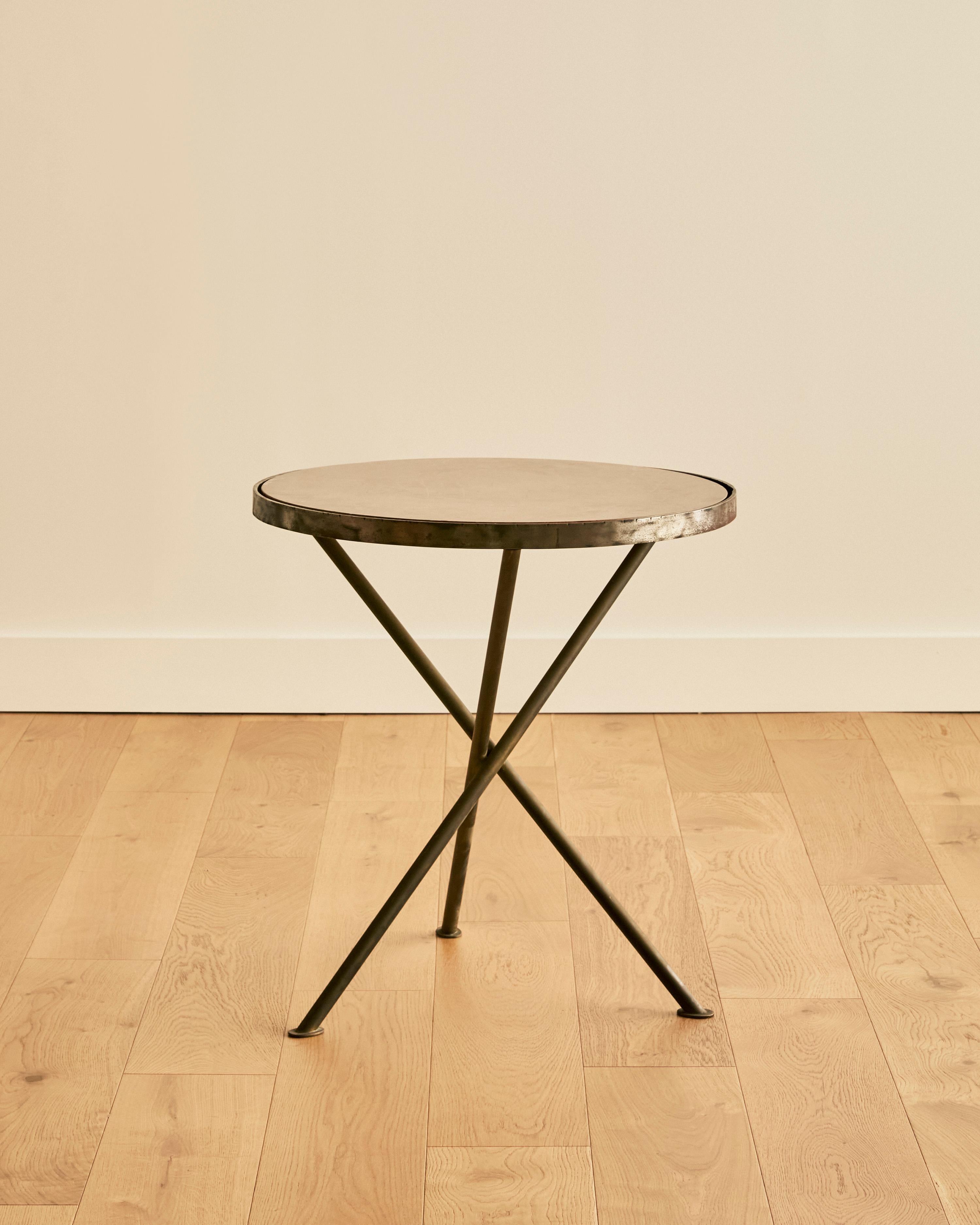 Runder Beistelltisch aus der Mitte des Jahrhunderts mit Dreibeinfuß und rotem Marmoreinsatz. 