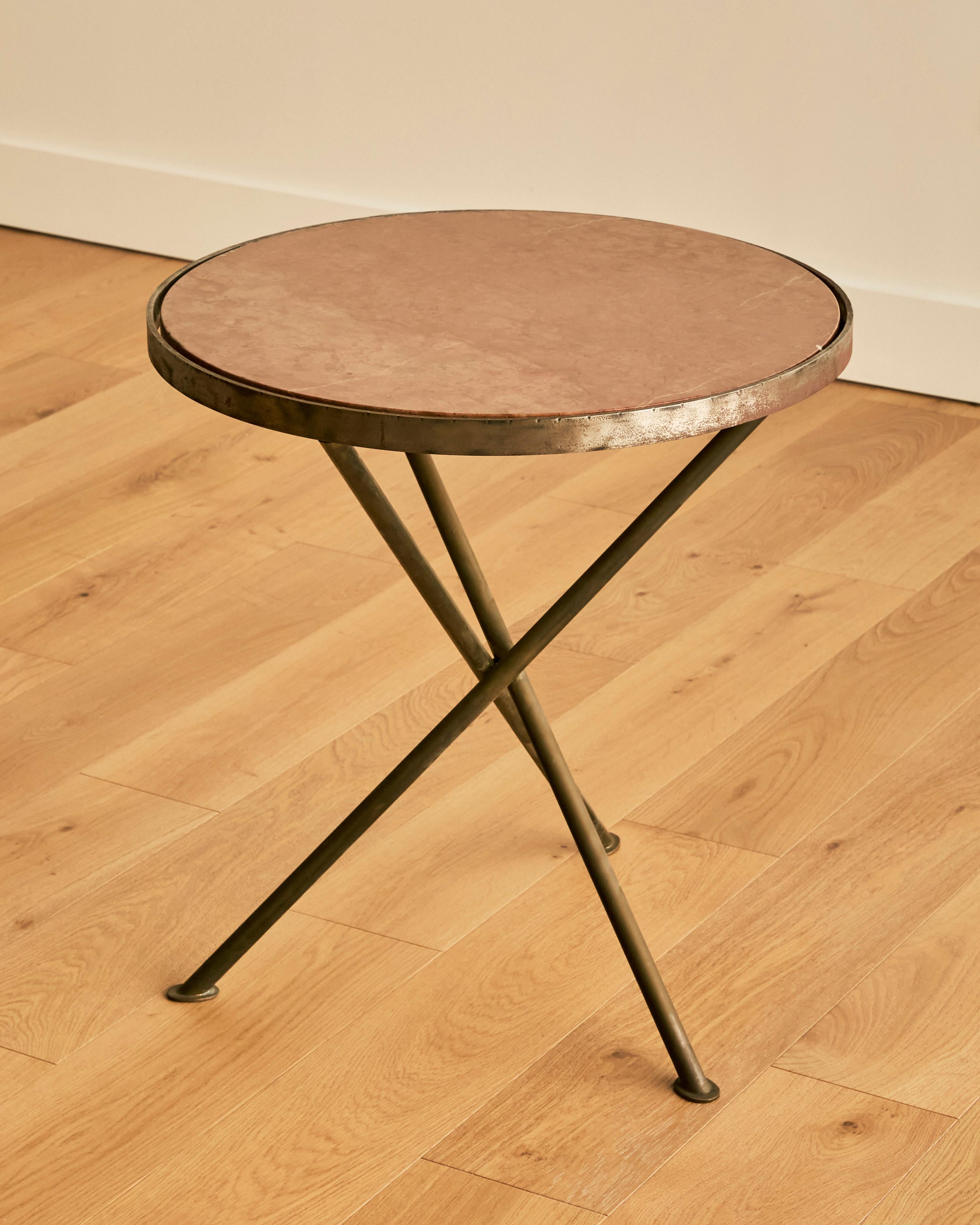 Mid Century Tripod End Table With Red Marble Inset im Zustand „Gut“ im Angebot in Long Island City, NY