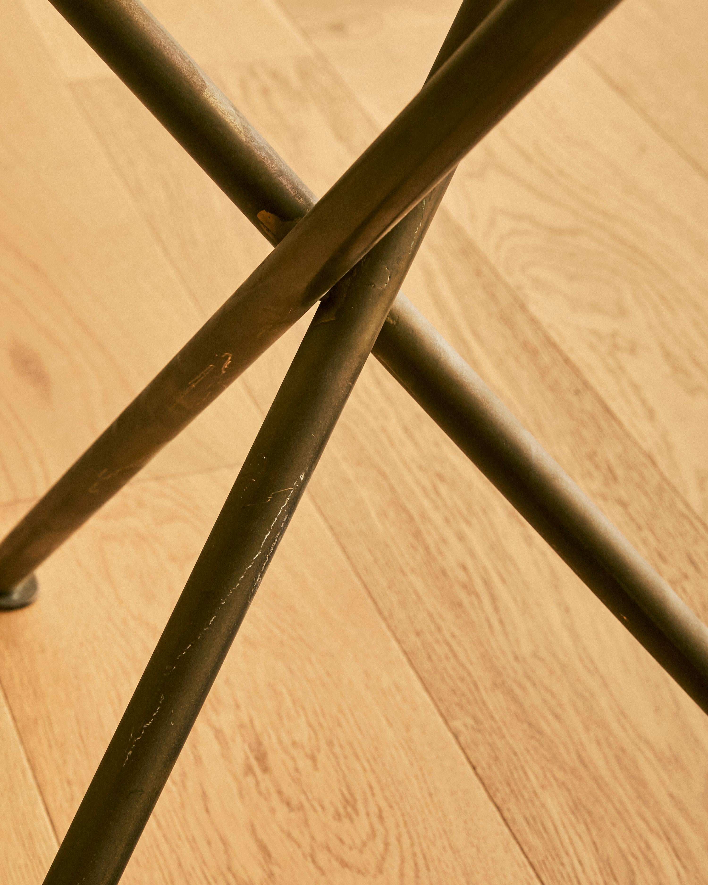 Mid Century Tripod End Table With Red Marble Inset (Eisen) im Angebot