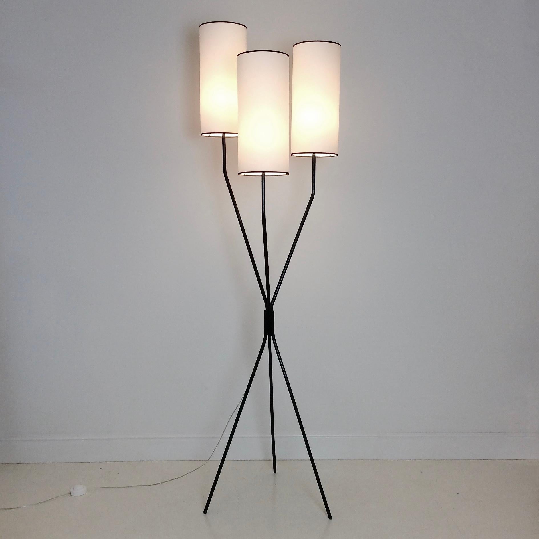 Nice mid-century floor lamp, circa 1950, France.
3 black tubular steel feet, brass details, each socket is mounted on ball joints for a perfect positioning of shades.
3 new white fabric shades with thin black edge,
Rewired, 3 E14 bulbs of 40
