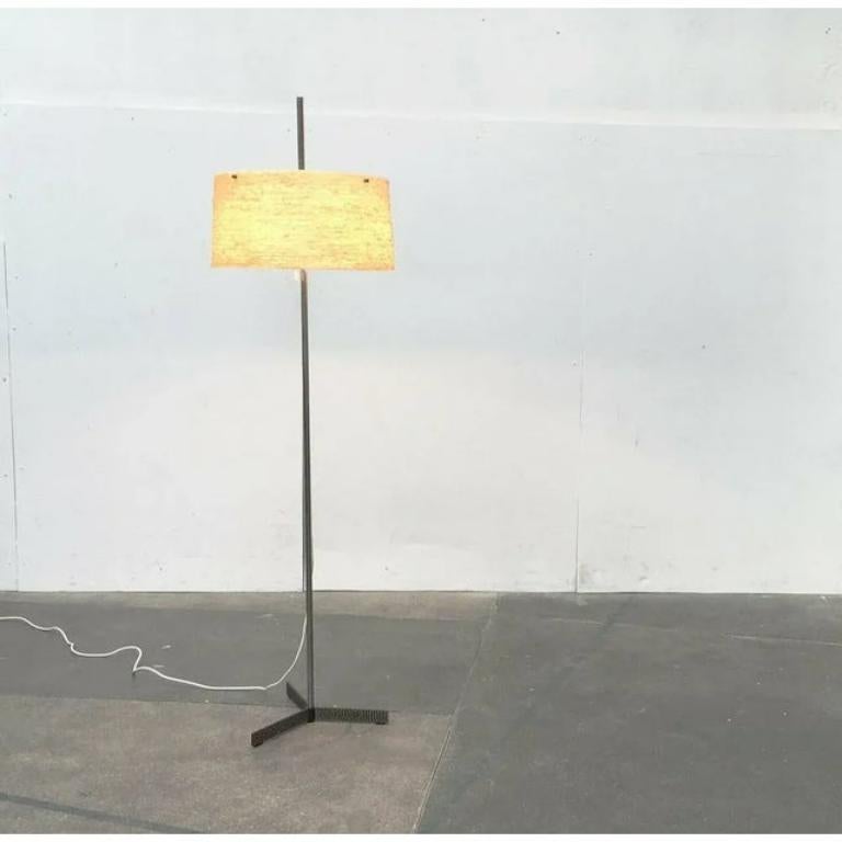 Lampada a stelo del Mid Century di Kaiser con un piede speciale.

Il dettaglio più caratteristico di questa lampada è il piede a stella finemente realizzato. Presenta un motivo sorprendente e allo stesso tempo riservato di strisce nere e argento