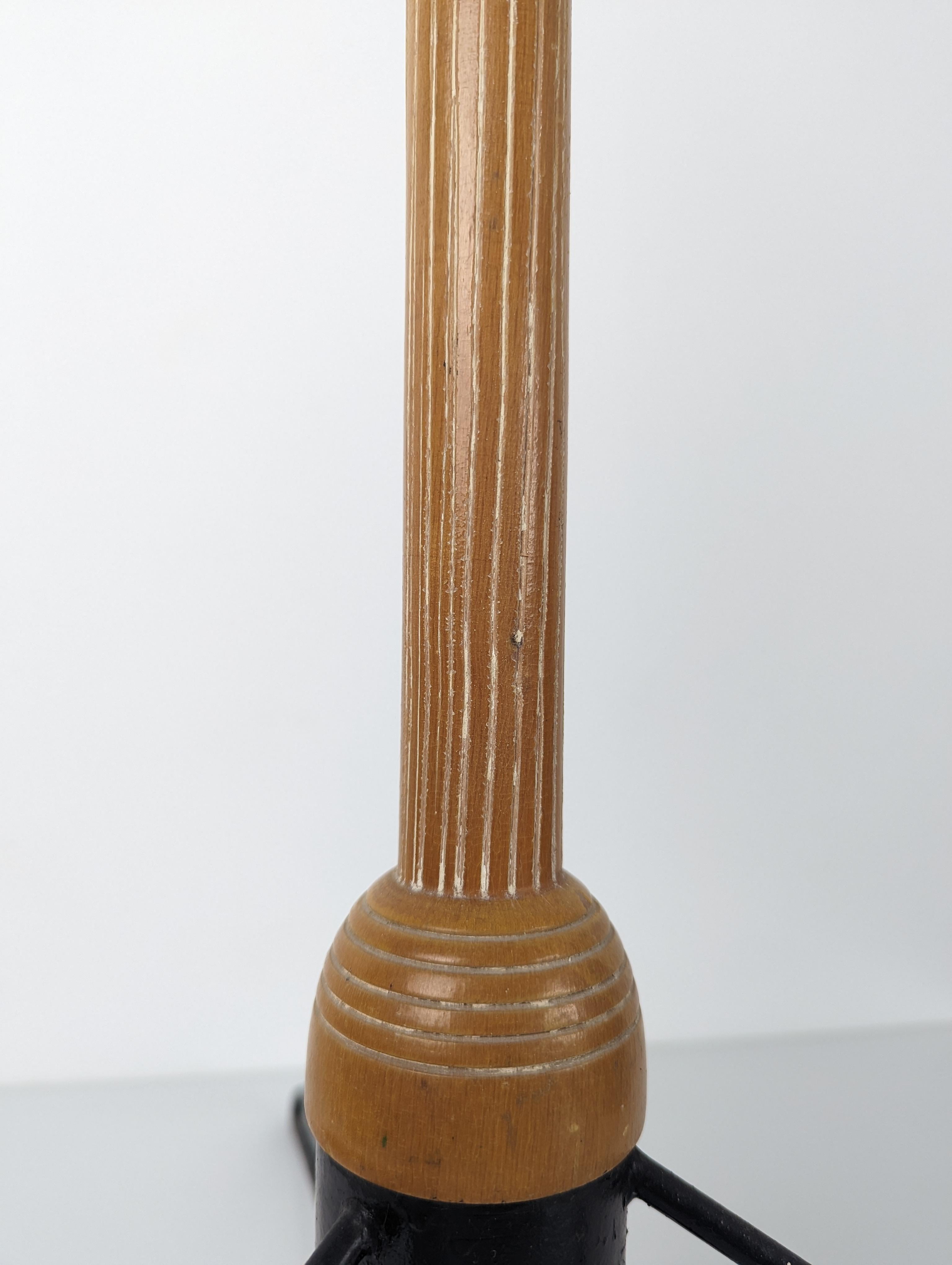 Dreibeinige Stehlampe aus Eisen und Holz, Mid Century, 1950er Jahre (Moderne der Mitte des Jahrhunderts) im Angebot