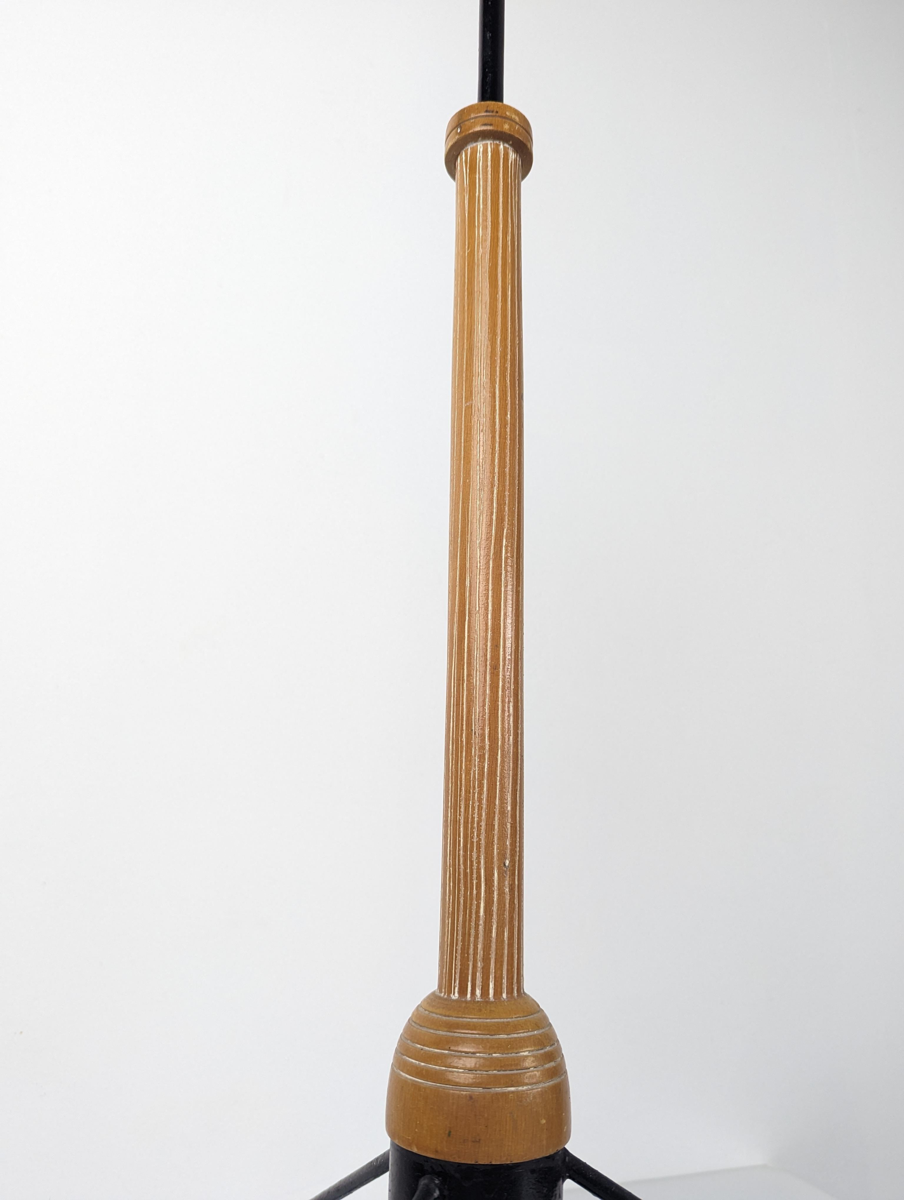 Dreibeinige Stehlampe aus Eisen und Holz, Mid Century, 1950er Jahre im Zustand „Gut“ im Angebot in Benalmadena, ES