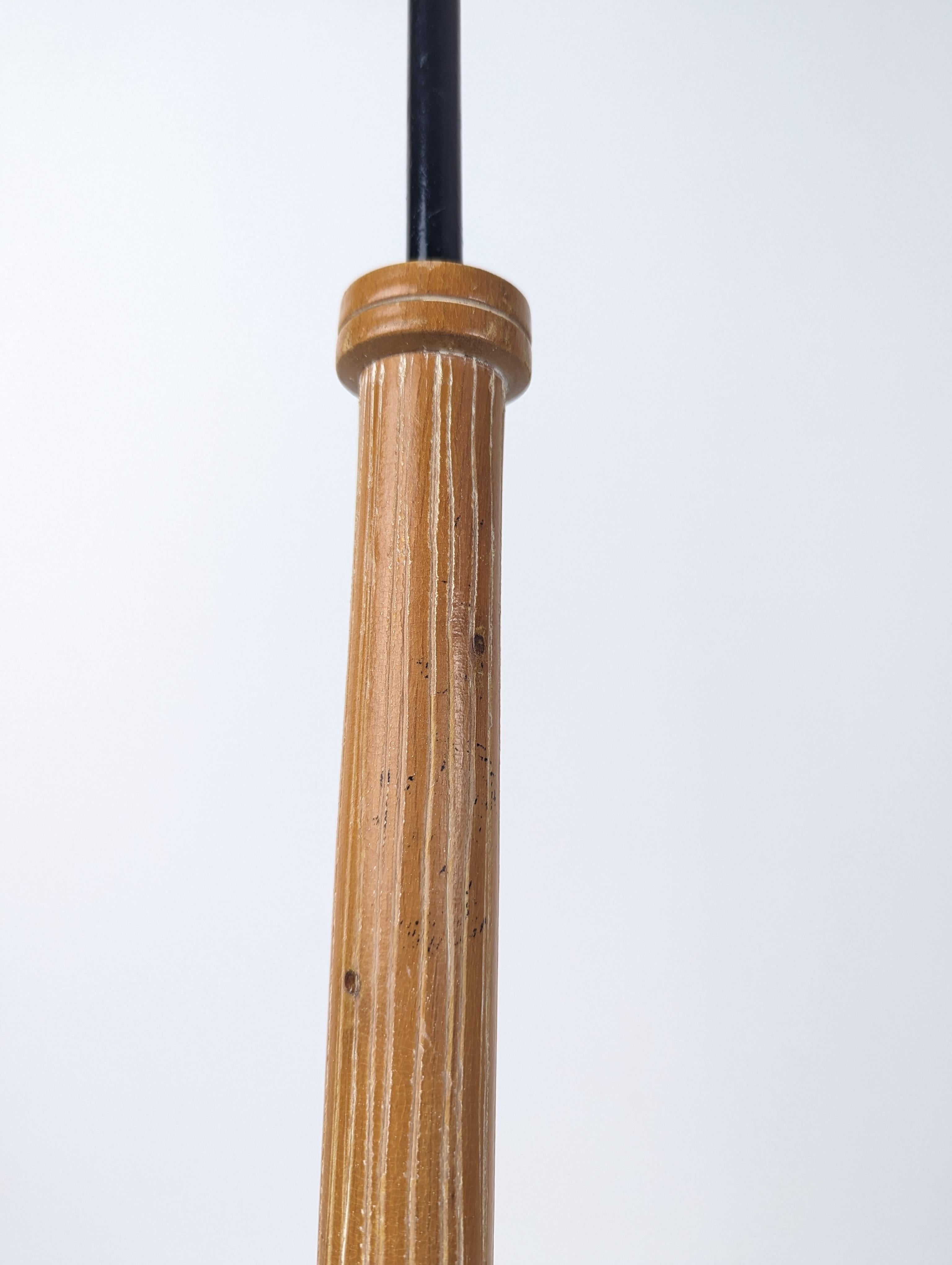 Lámpara de pie trípode de hierro y madera de mediados de siglo, años 50 en venta 3