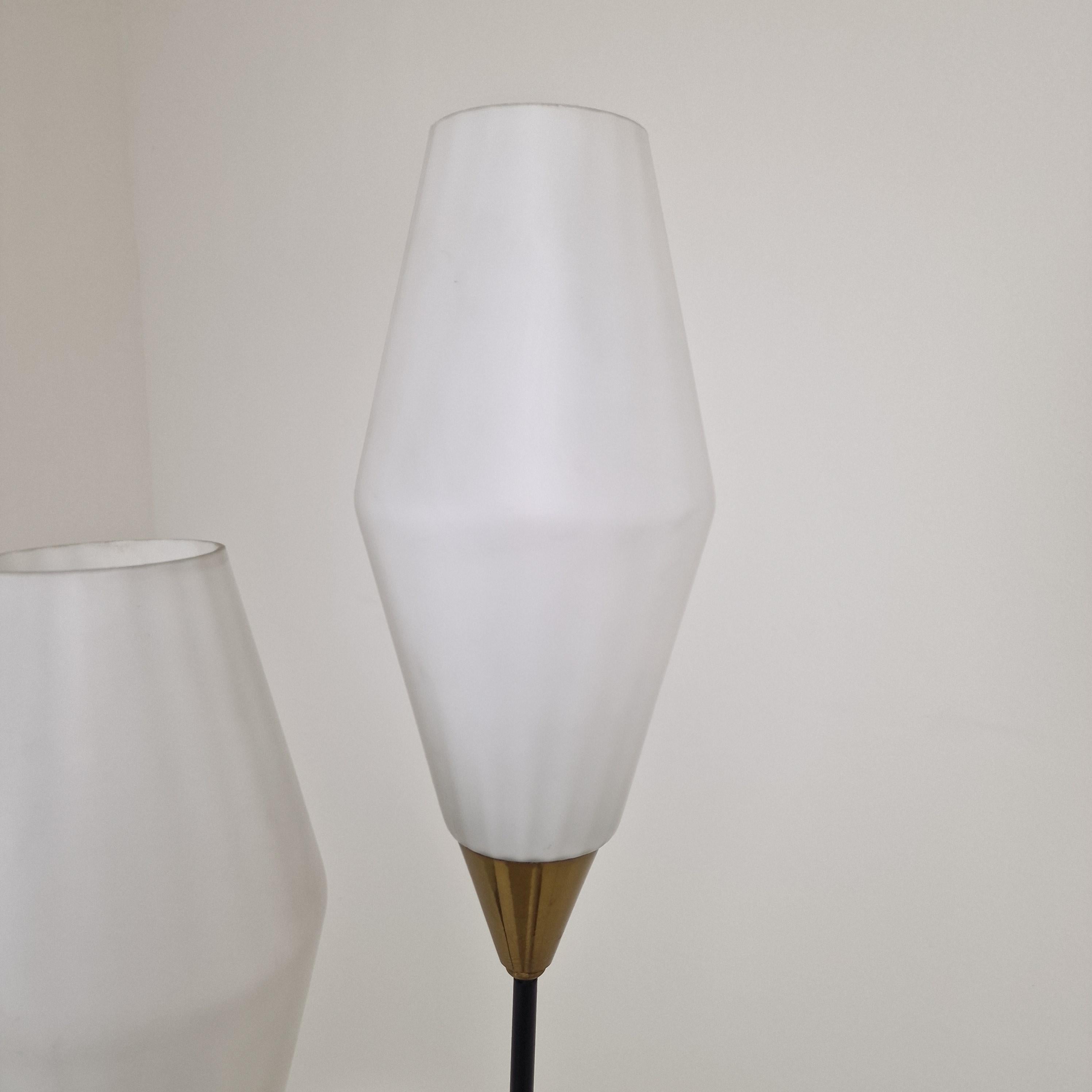 Lámpara de pie trípode de mediados de siglo con cristal opalino y latón, Italia Años 50 en venta 3