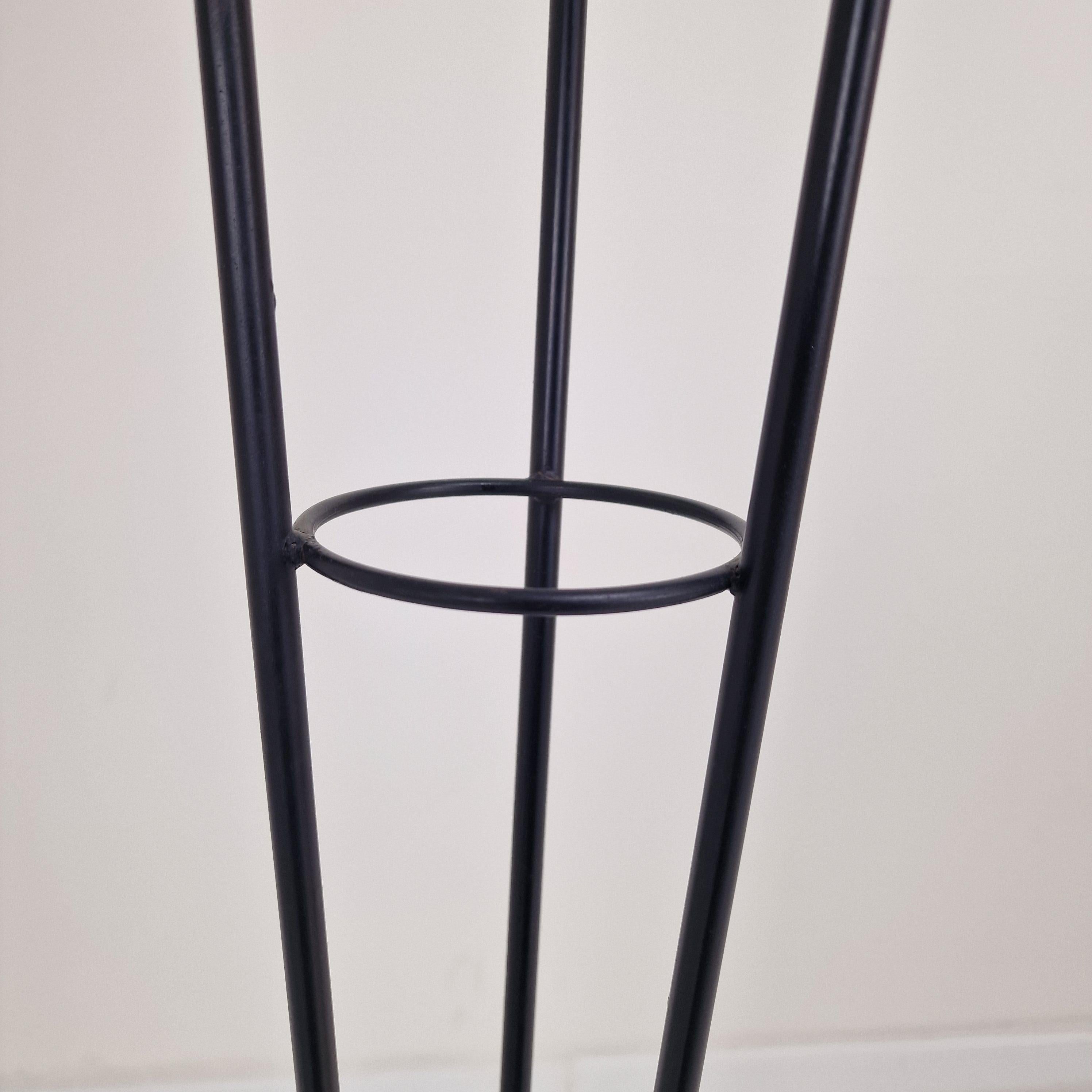 Lámpara de pie trípode de mediados de siglo con cristal opalino y latón, Italia Años 50 en venta 5