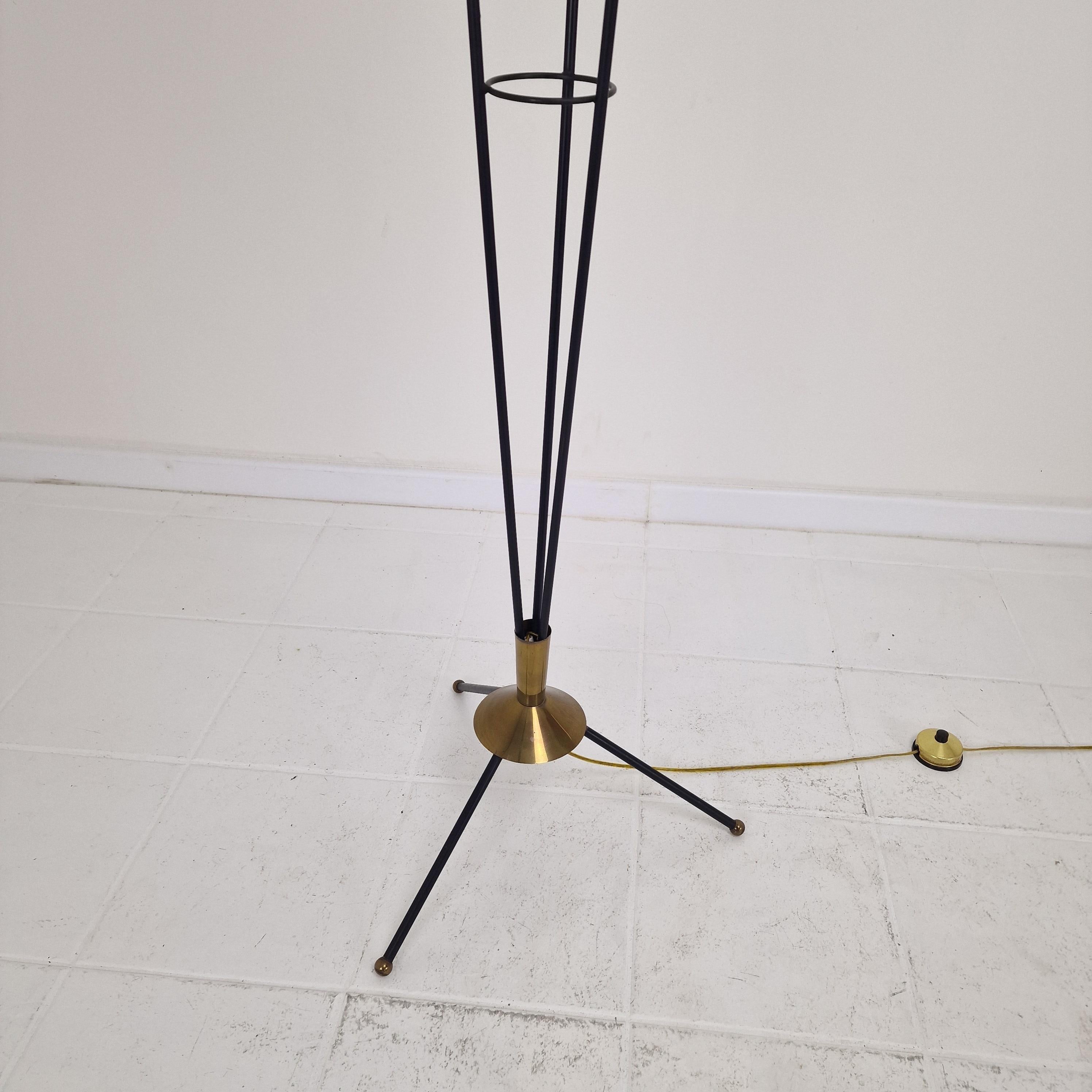 Lámpara de pie trípode de mediados de siglo con cristal opalino y latón, Italia Años 50 en venta 6