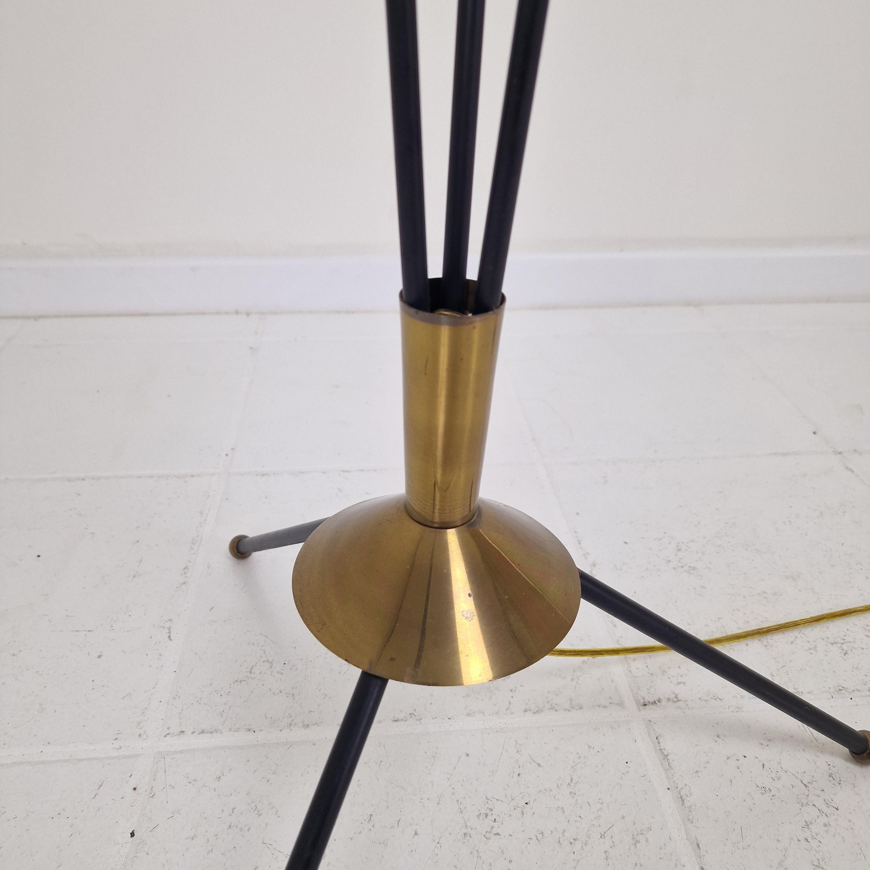 Lámpara de pie trípode de mediados de siglo con cristal opalino y latón, Italia Años 50 en venta 7