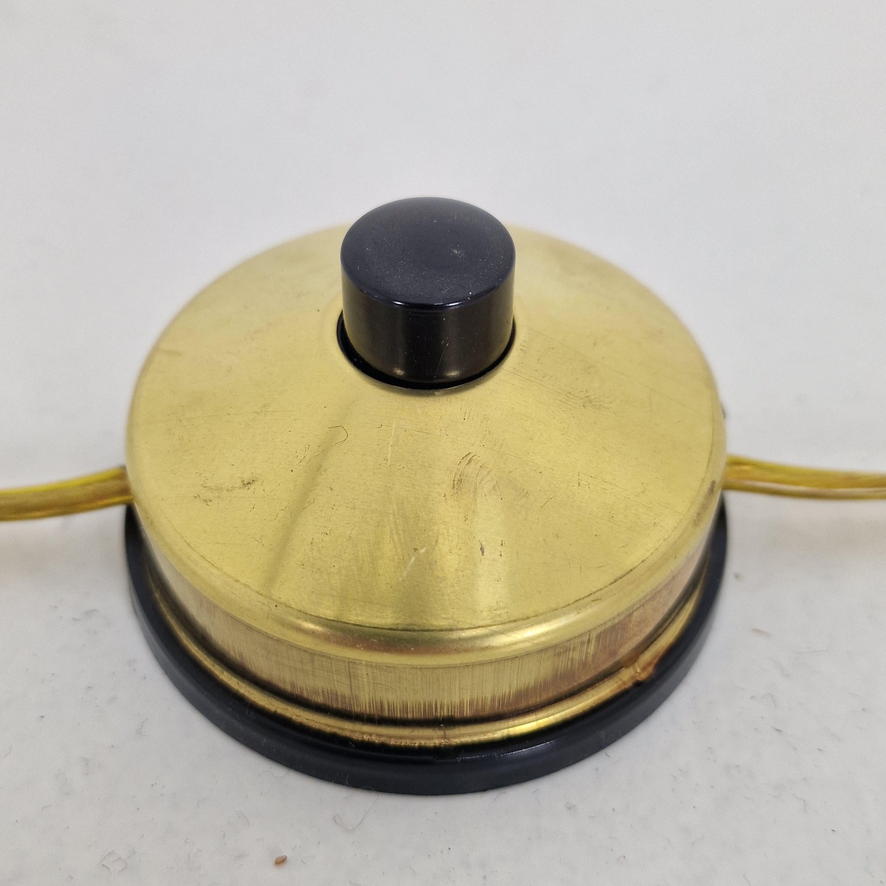 Lámpara de pie trípode de mediados de siglo con cristal opalino y latón, Italia Años 50 en venta 9