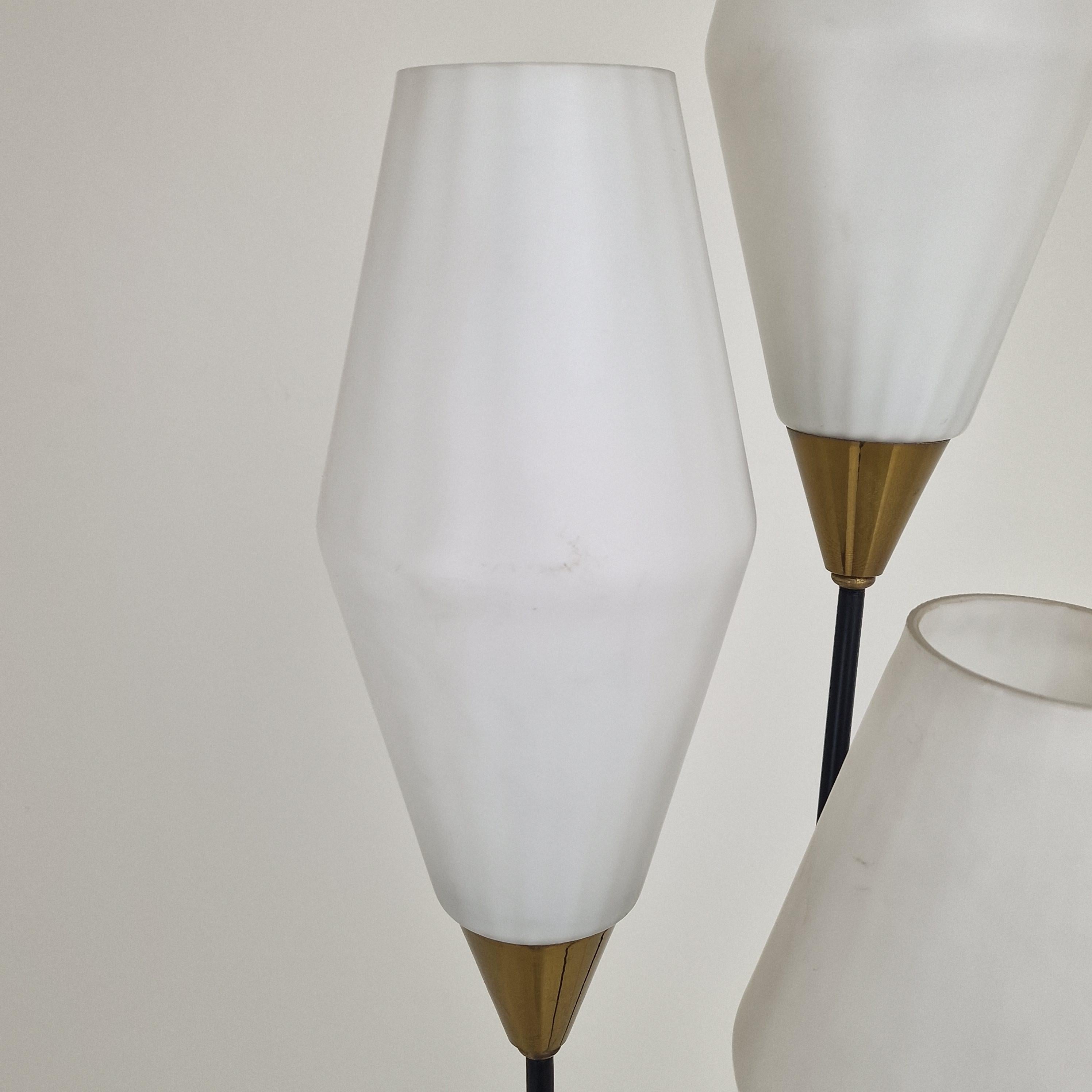 Lámpara de pie trípode de mediados de siglo con cristal opalino y latón, Italia Años 50 en venta 11