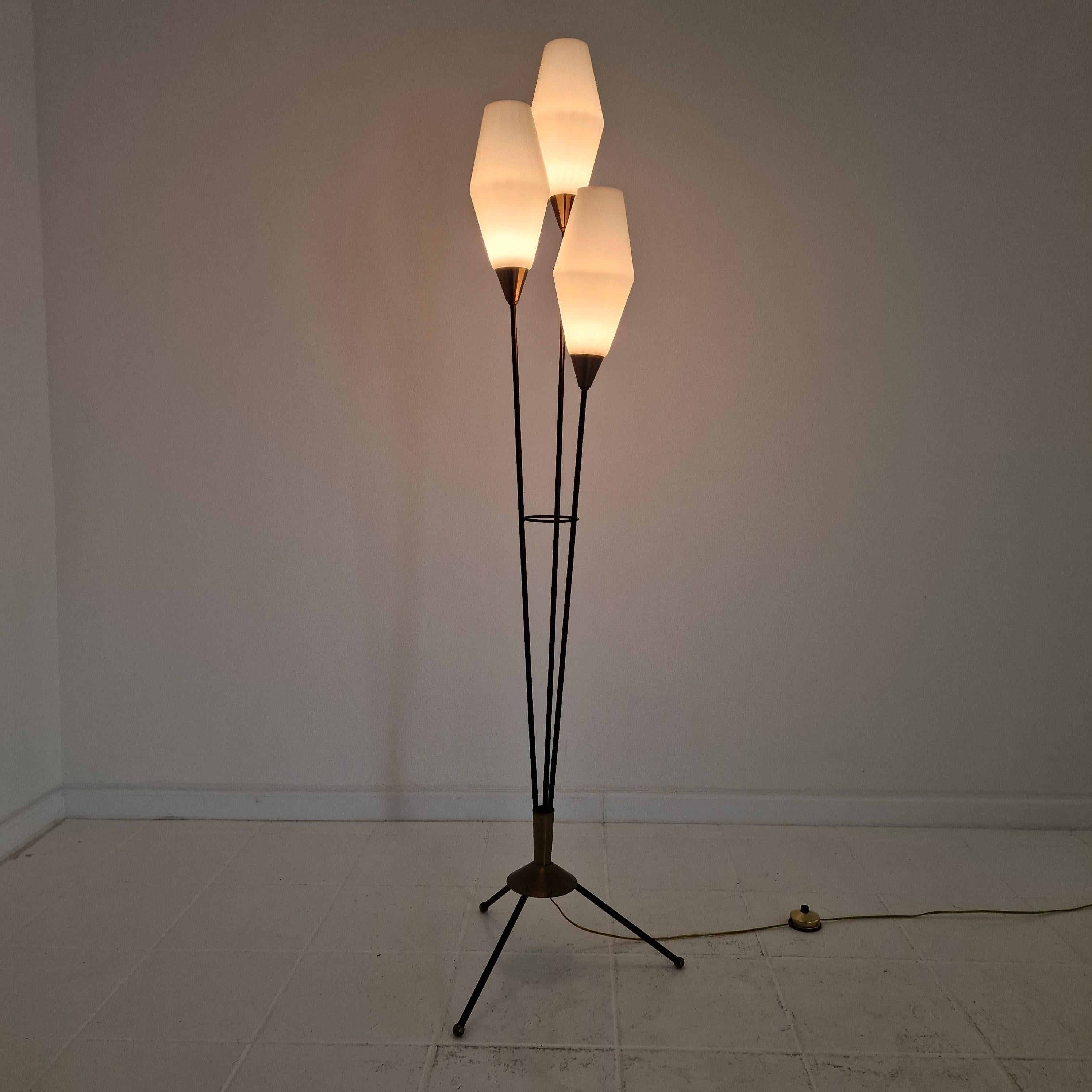 Lámpara de pie trípode de mediados de siglo con cristal opalino y latón, Italia Años 50 Moderno de mediados de siglo en venta