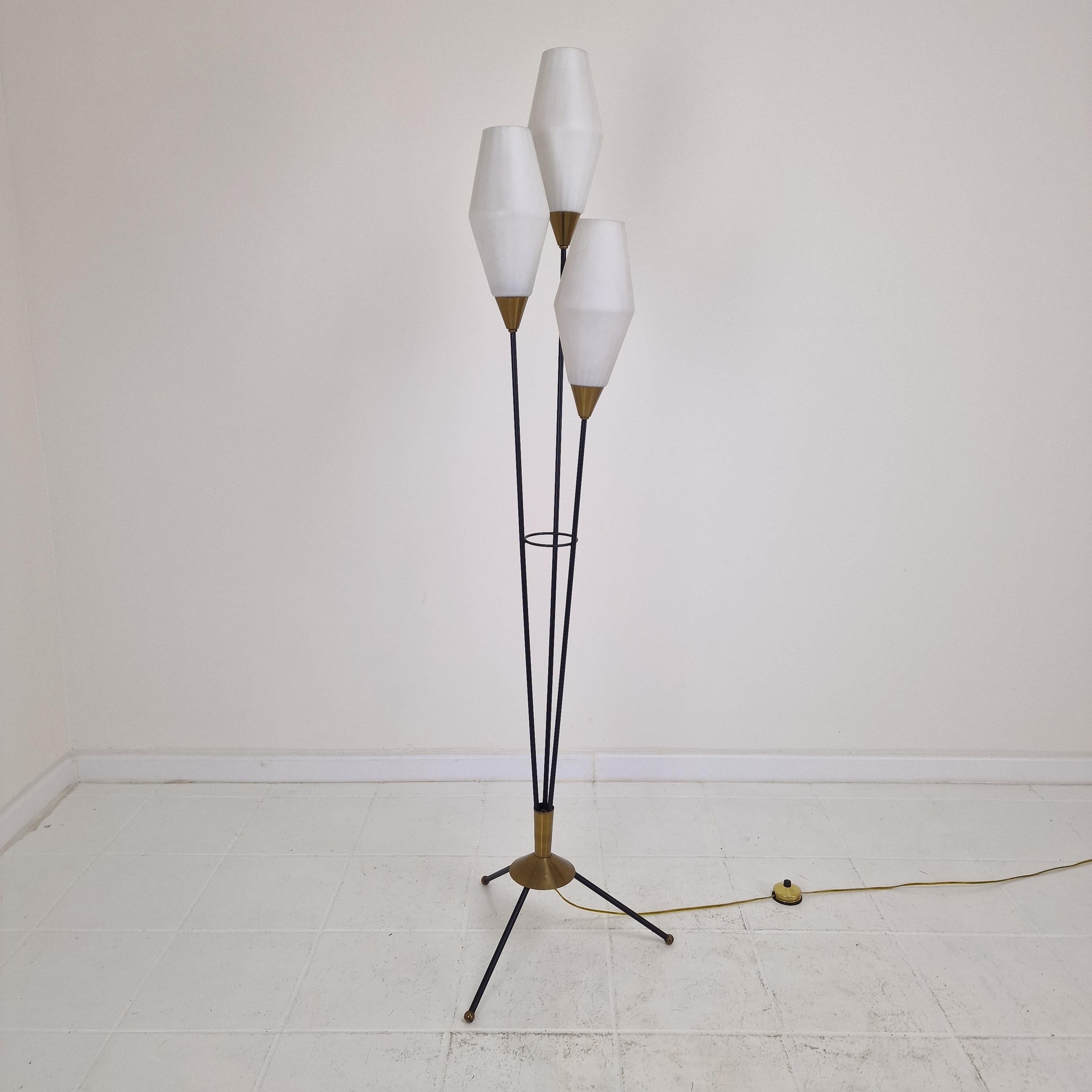 Lámpara de pie trípode de mediados de siglo con cristal opalino y latón, Italia Años 50 Metal en venta