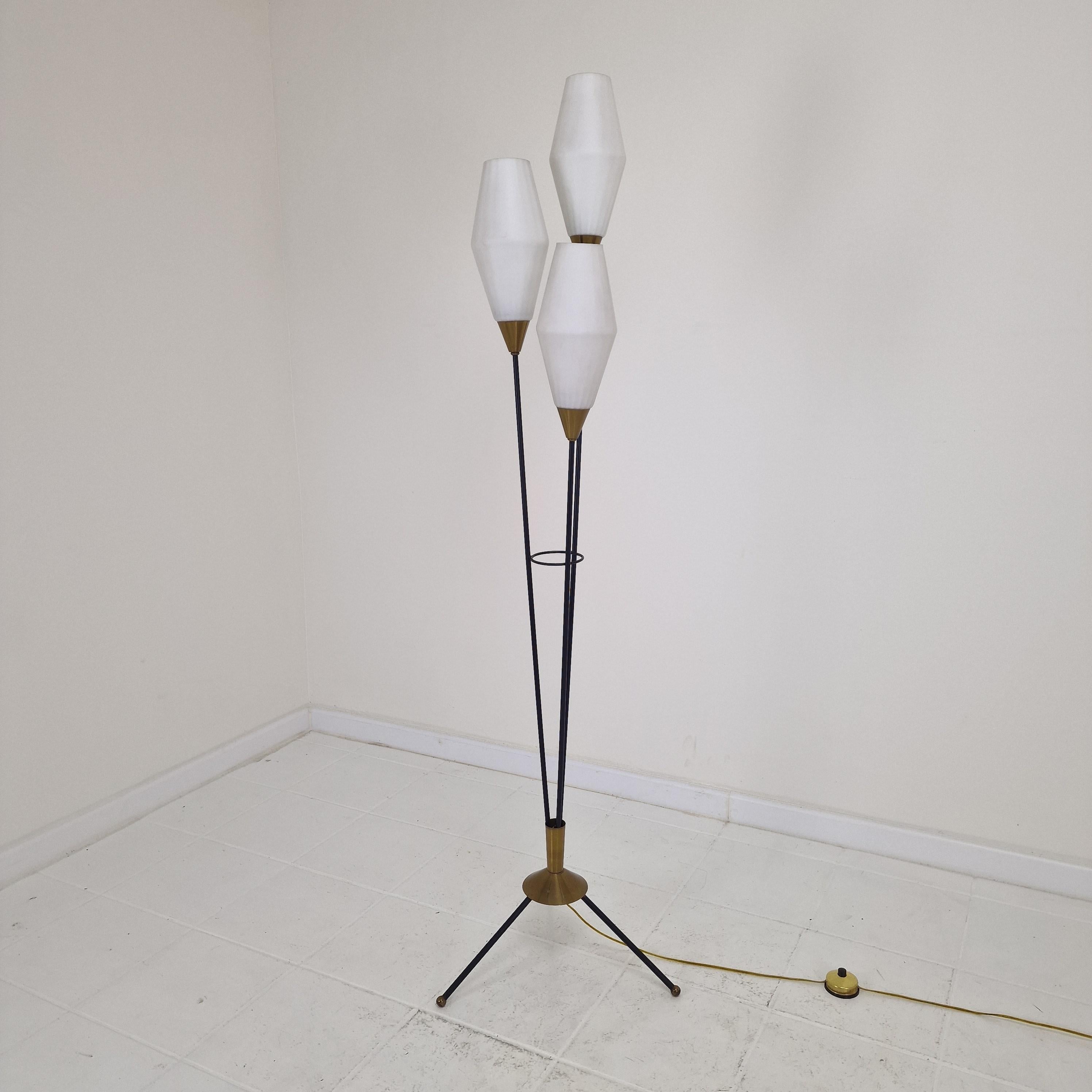Lámpara de pie trípode de mediados de siglo con cristal opalino y latón, Italia Años 50 en venta 1