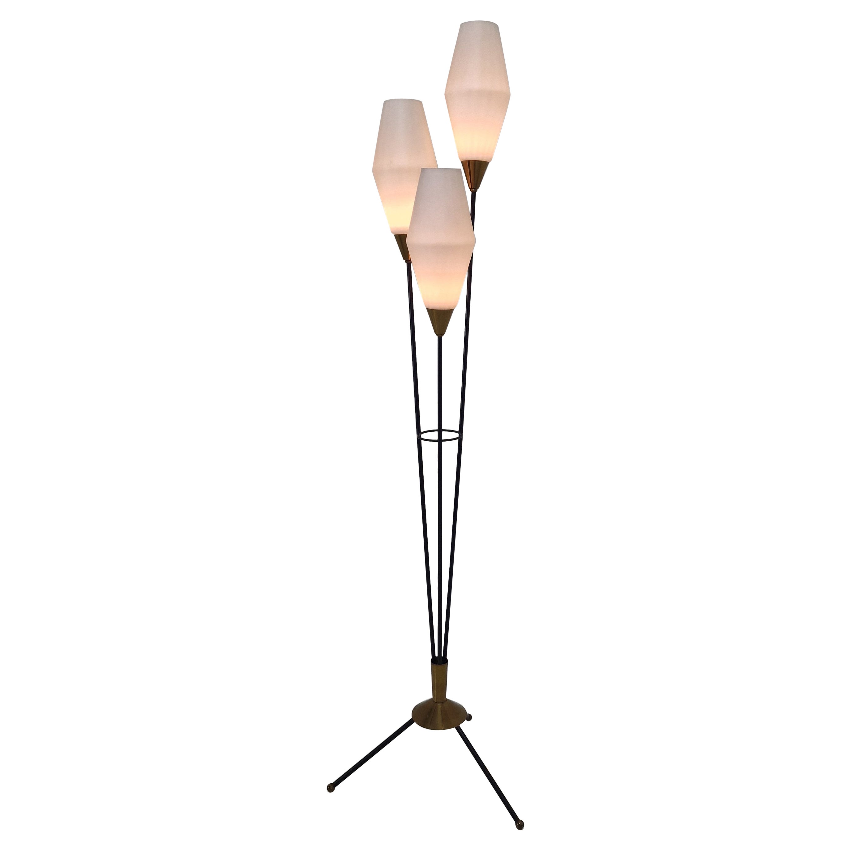Lámpara de pie trípode de mediados de siglo con cristal opalino y latón, Italia Años 50 en venta