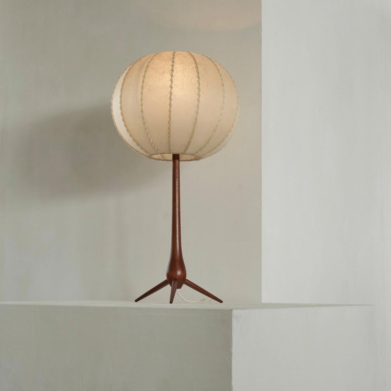 Tripod floor or table lamp in teak and parchment. most likely Denmark, 1960s.

Characteristic floor or table lamp from Scandinavia, made in solid teak and parchment. The tripod base has tapered legs that are connected to a teardrop-shaped solid teak