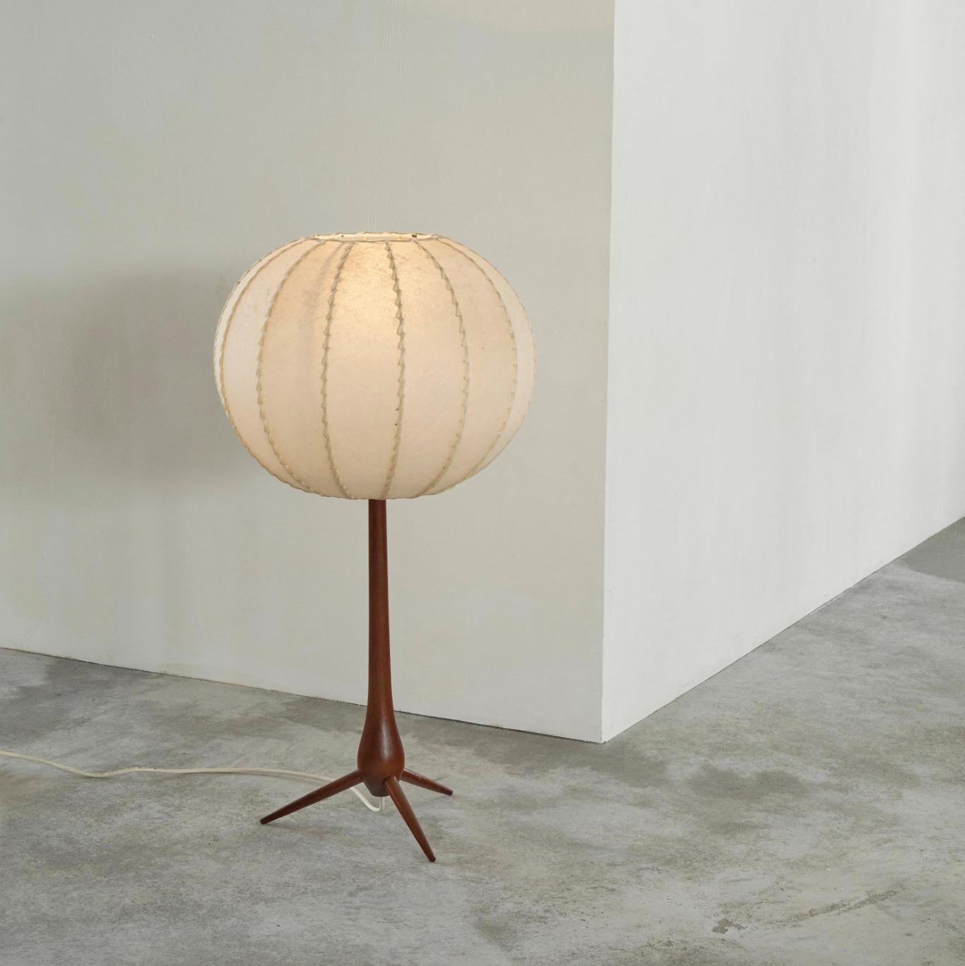 Mid-Century Modern Lampadaire ou lampe de table tripode du milieu du siècle dernier en teck et parchemin, années 1960 en vente