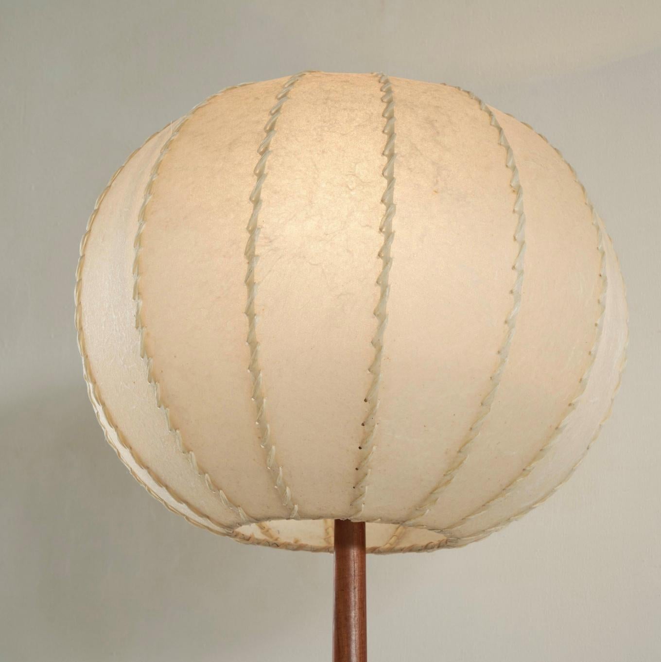 Européen Lampadaire ou lampe de table tripode du milieu du siècle dernier en teck et parchemin, années 1960 en vente