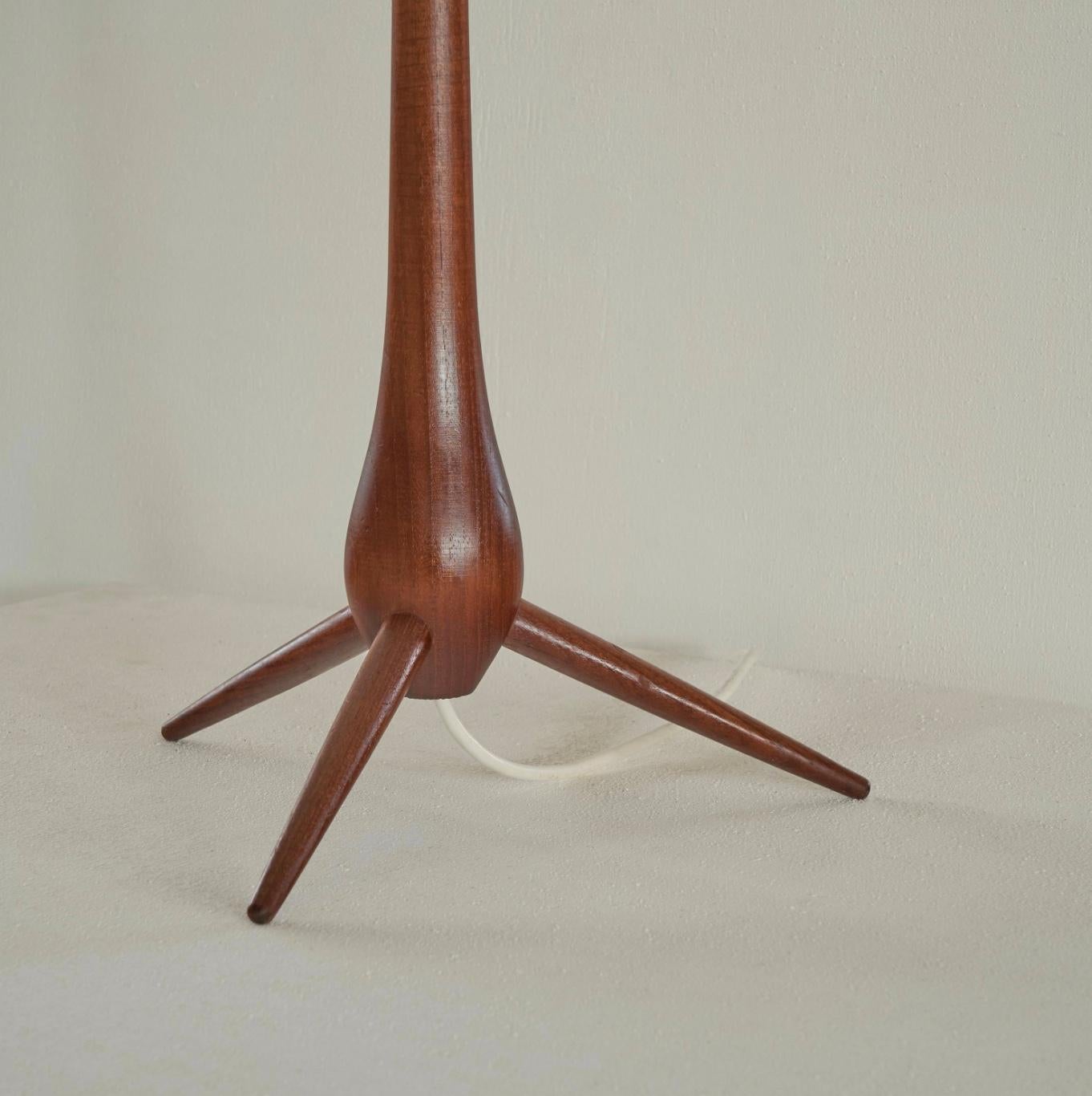 Fait main Lampadaire ou lampe de table tripode du milieu du siècle dernier en teck et parchemin, années 1960 en vente