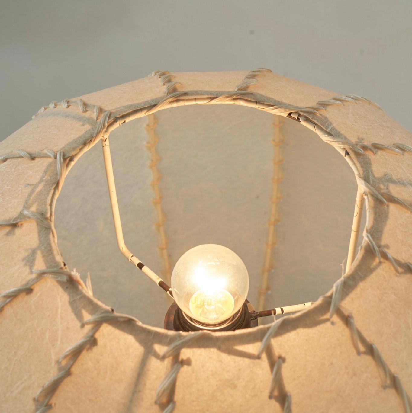 20ième siècle Lampadaire ou lampe de table tripode du milieu du siècle dernier en teck et parchemin, années 1960 en vente