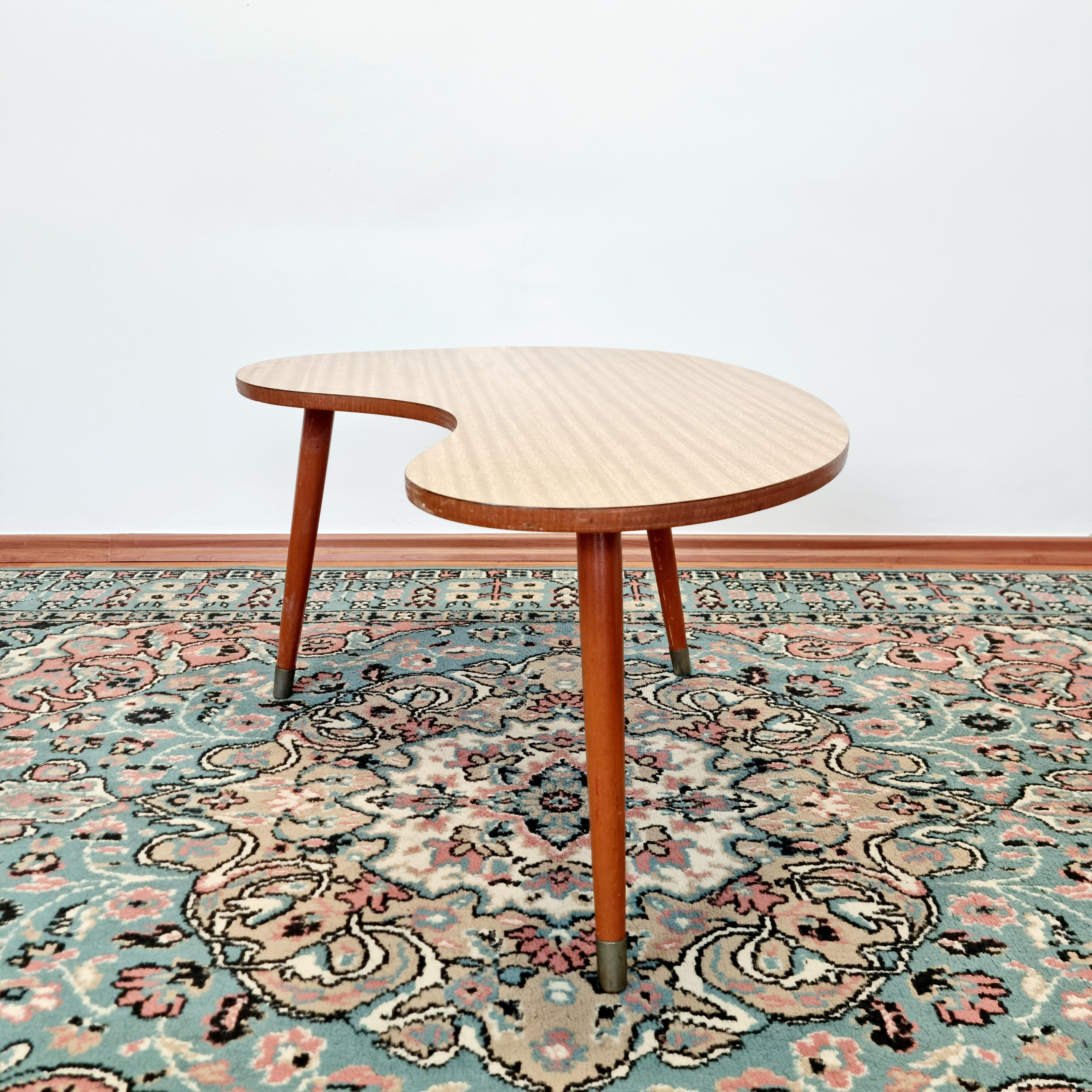 Tavolino da caffè o da salotto a forma di rene del Mid Century, realizzato in Italia negli anni '60.
L'articolo è in ottime condizioni vintage con lievi segni di usura.