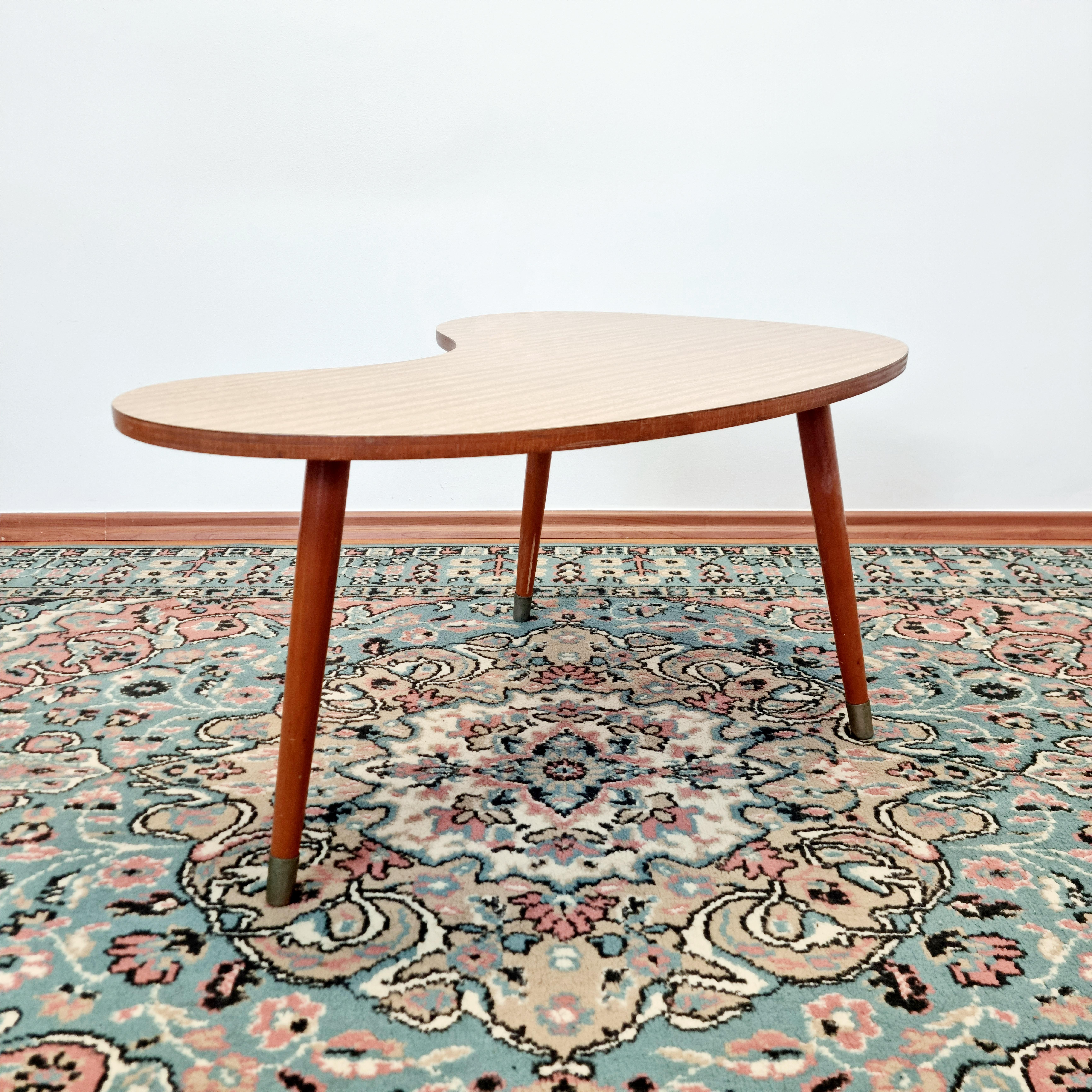 Mid-Century moderno Tavolino tripode a forma di rene del Mid Century, Italia anni '60 in vendita