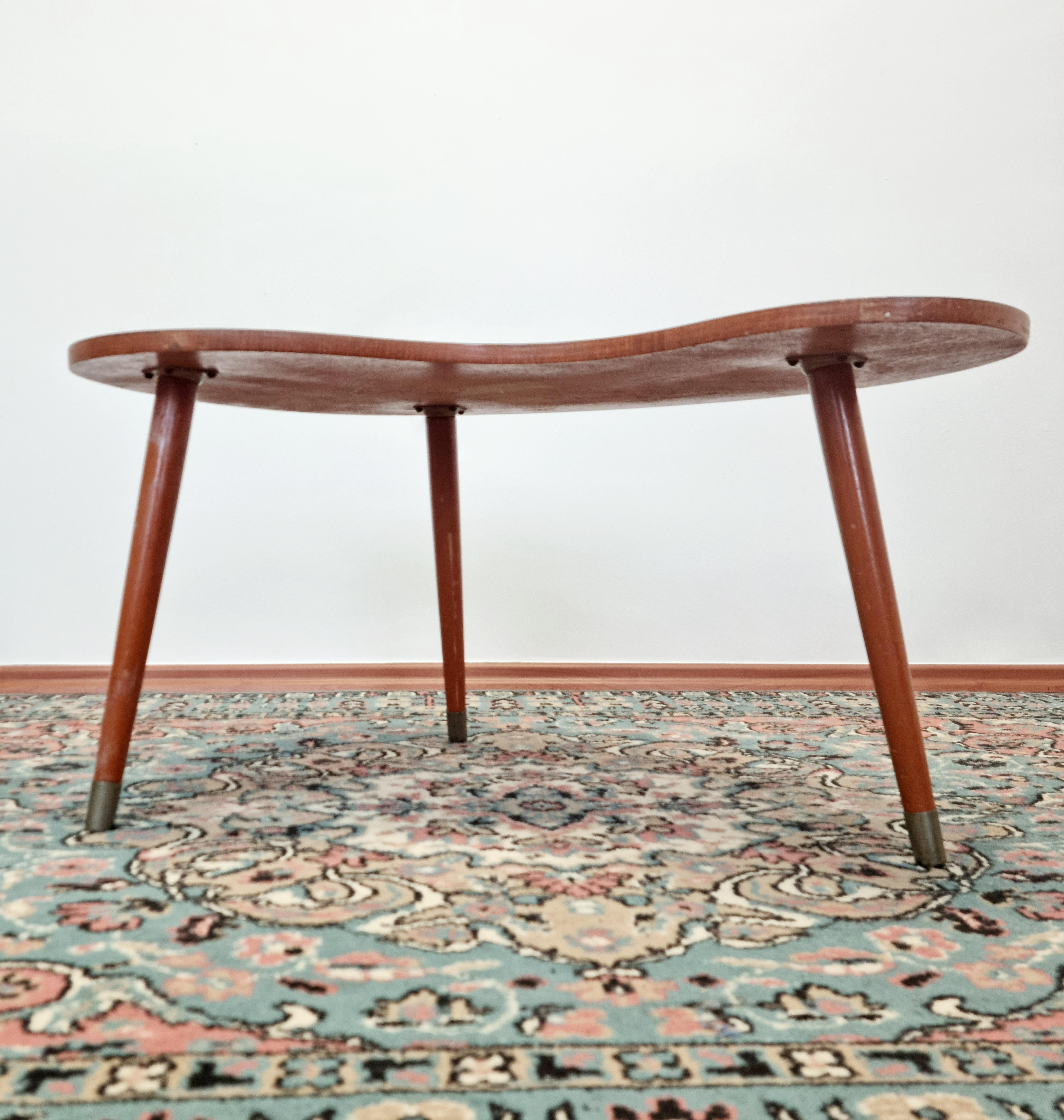 Italiano Tavolino tripode a forma di rene del Mid Century, Italia anni '60 in vendita