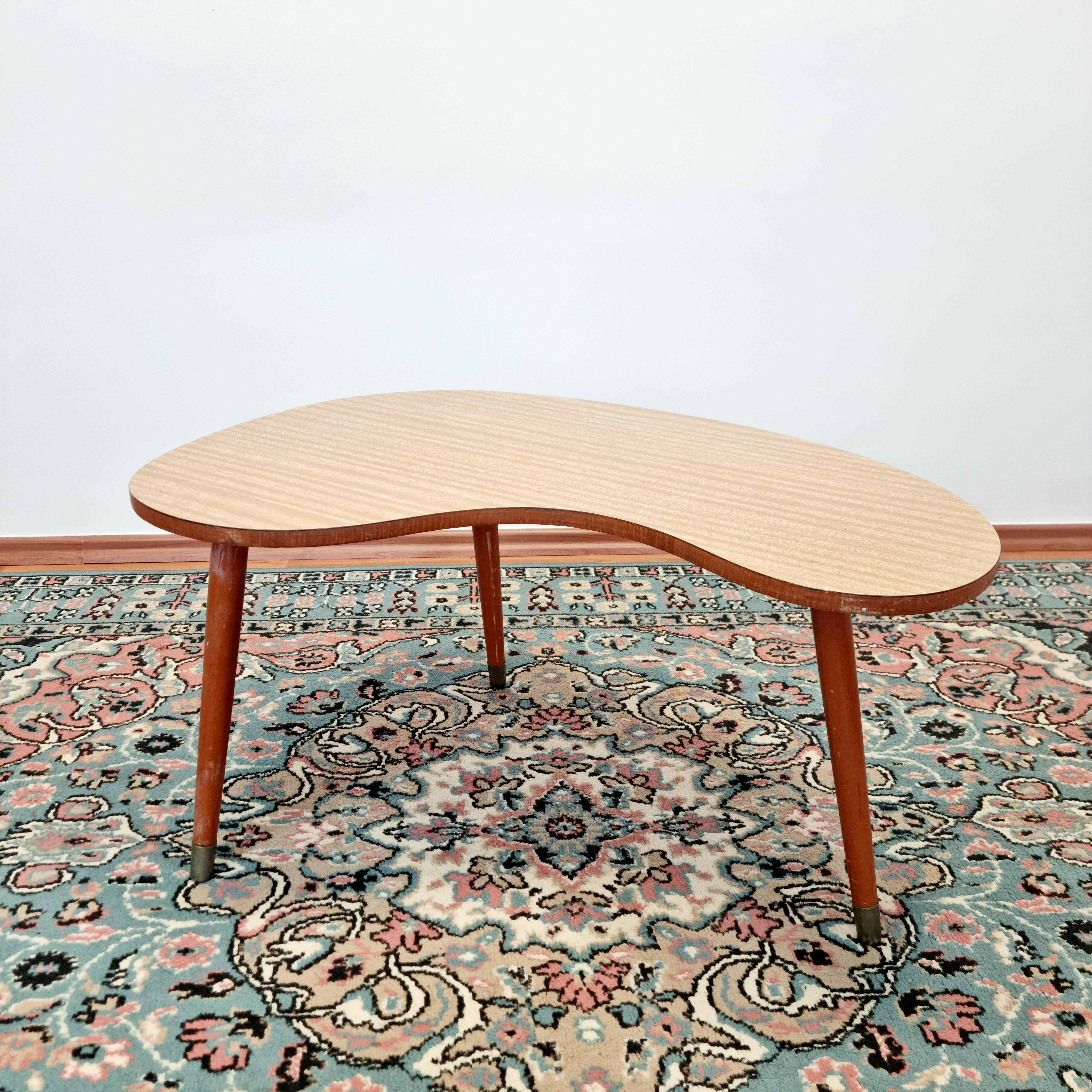 Tavolino tripode a forma di rene del Mid Century, Italia anni '60 In condizioni buone in vendita a Lucija, SI
