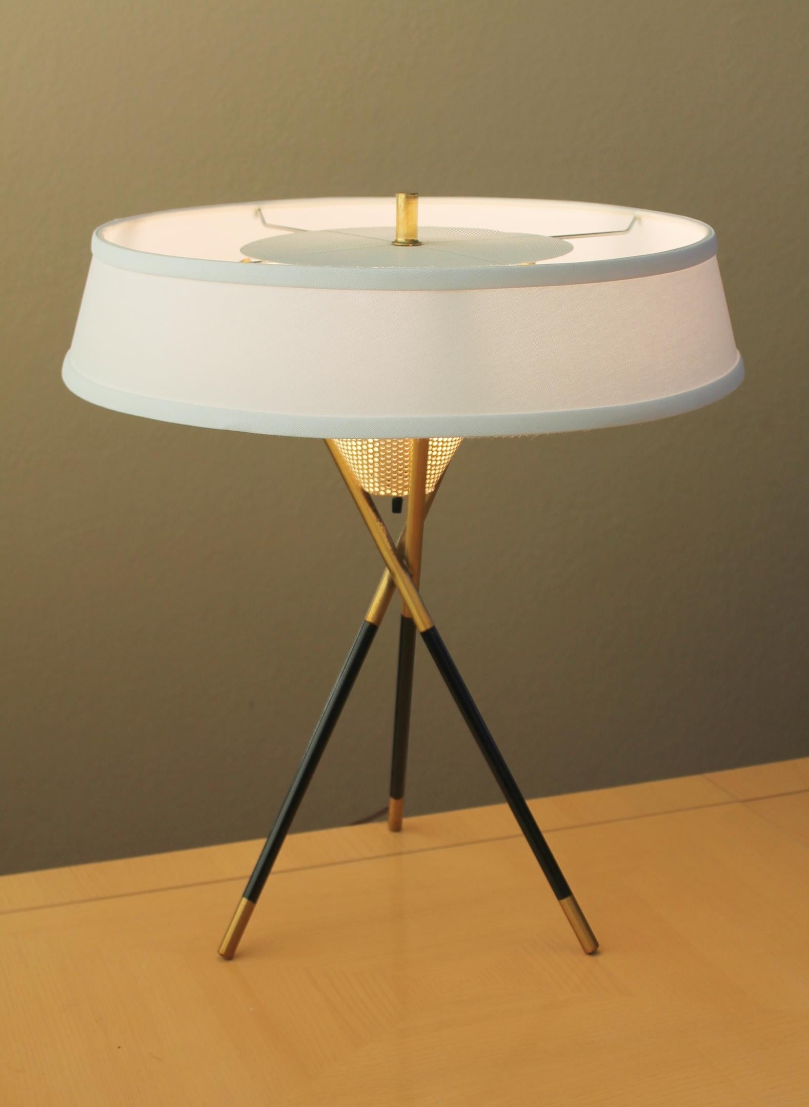 
EXQUISITE !

MODERNE DU MILIEU DU SIÈCLE
LAMPE DE TABLE TRIPODE
BRASS & LINEN

ATTRIBUÉ À GERALD THURSTON

DIMENSIONS : Environ  23