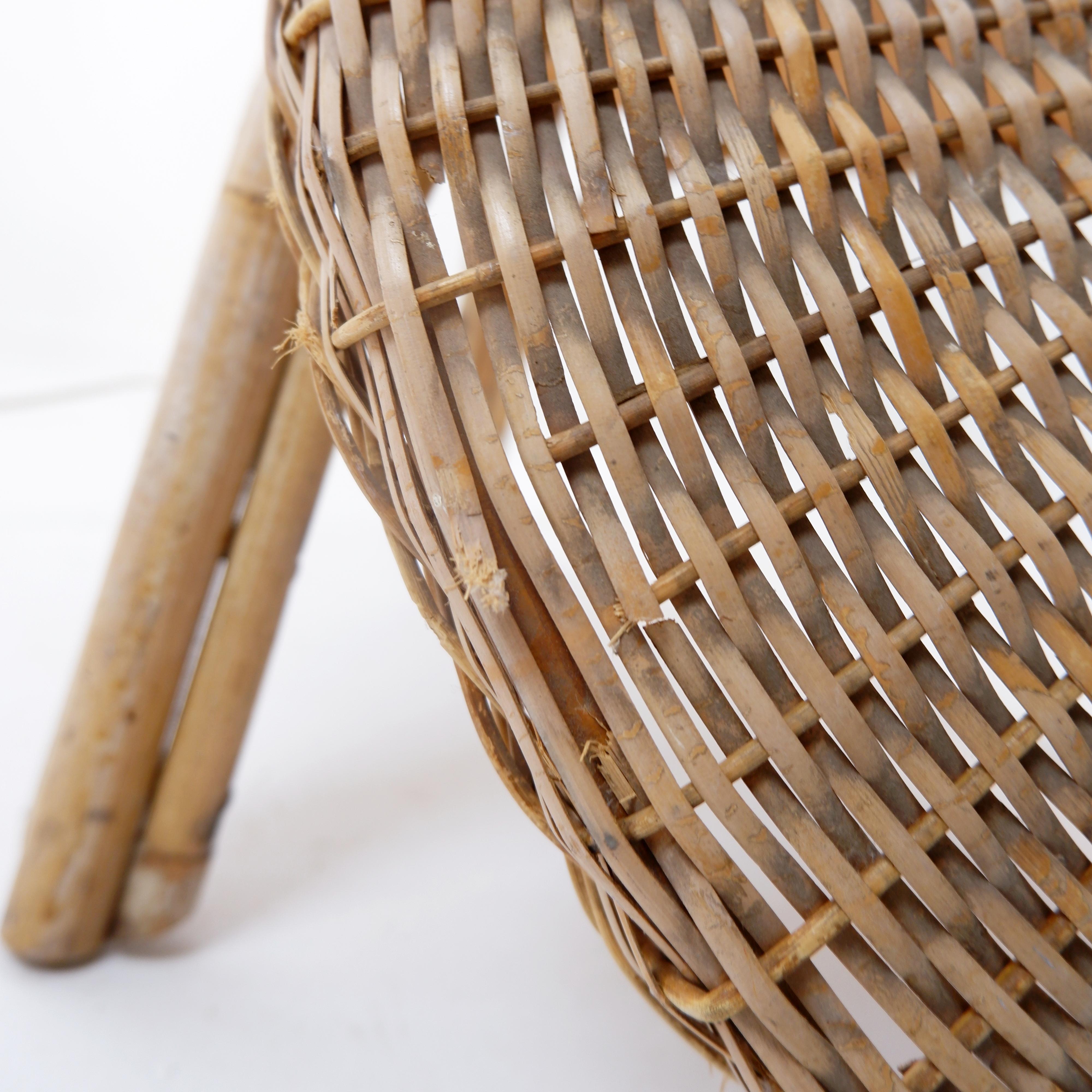 Lampada da terra in rattan a treppiede di metà secolo - Anni '50 in vendita 4