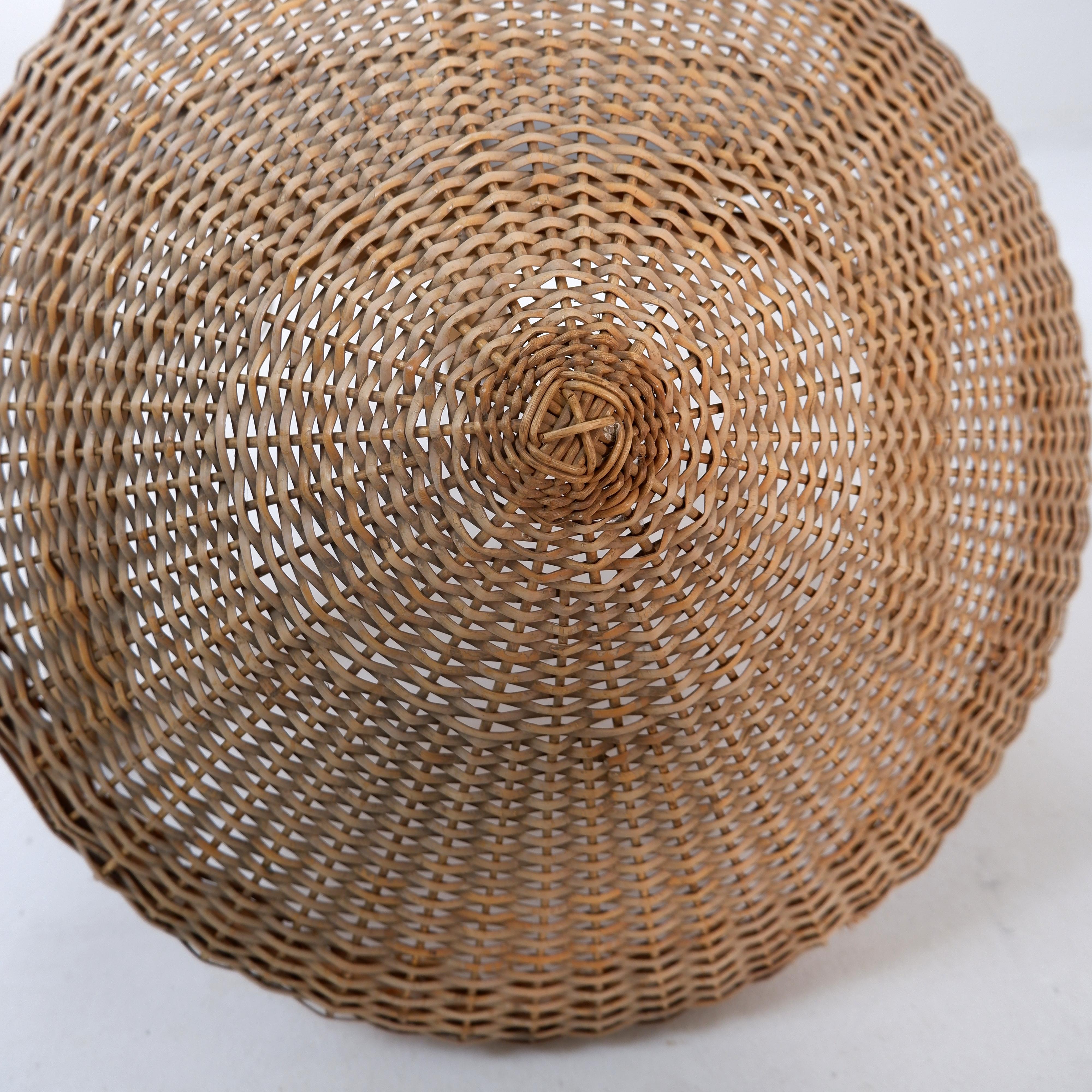 Lampada da terra in rattan a treppiede di metà secolo - Anni '50 in vendita 5
