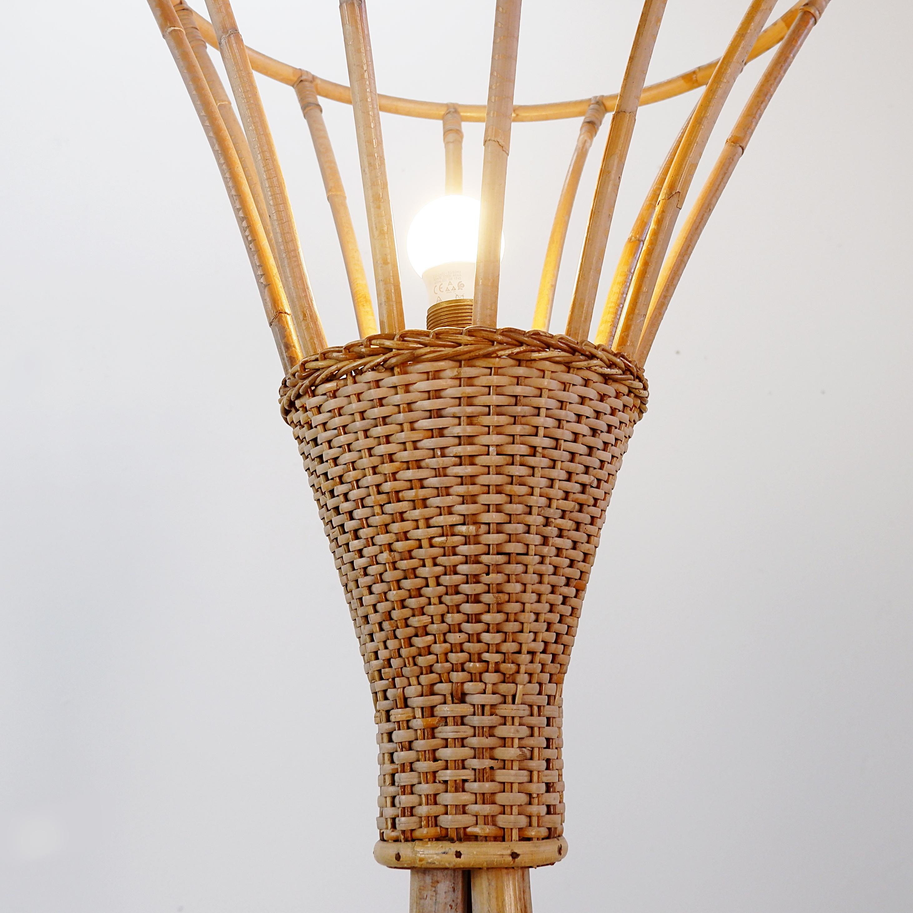 Lampada da terra in rattan a treppiede di metà secolo - Anni '50 in vendita 6