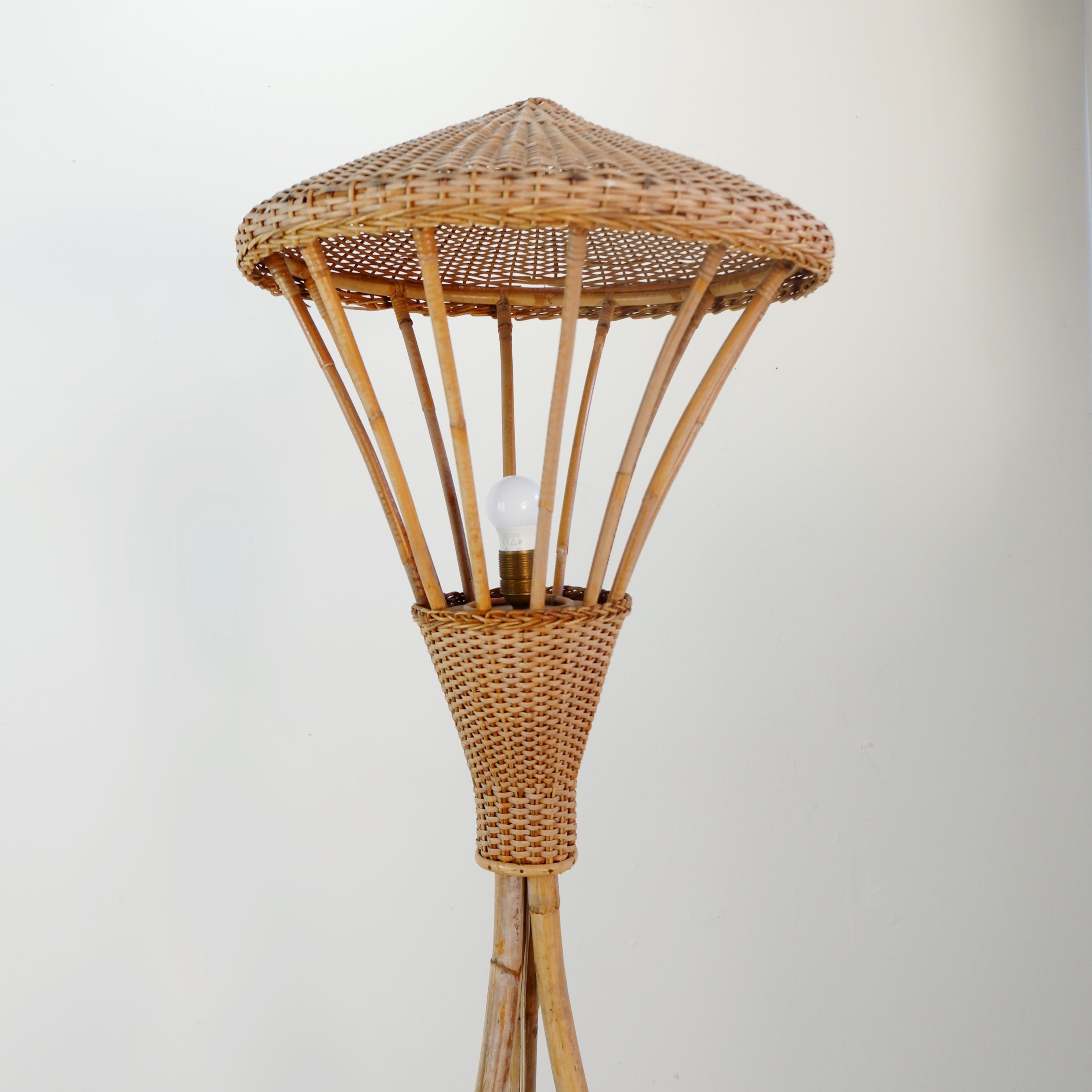 Lampada da terra in rattan a treppiede di metà secolo - Anni '50 in vendita 7