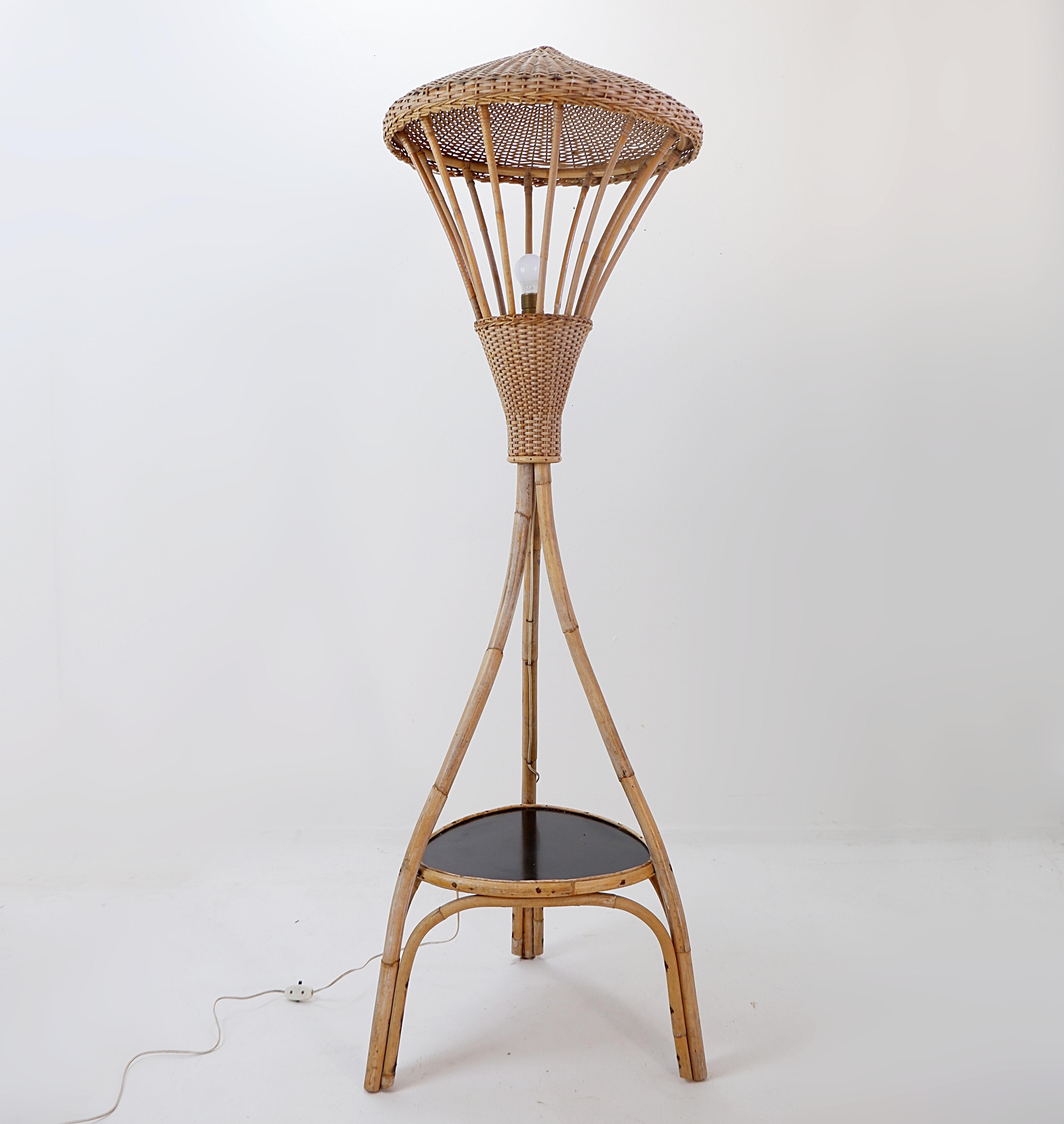 Lampada da terra in rattan a treppiede di metà secolo - Anni '50 in vendita 8