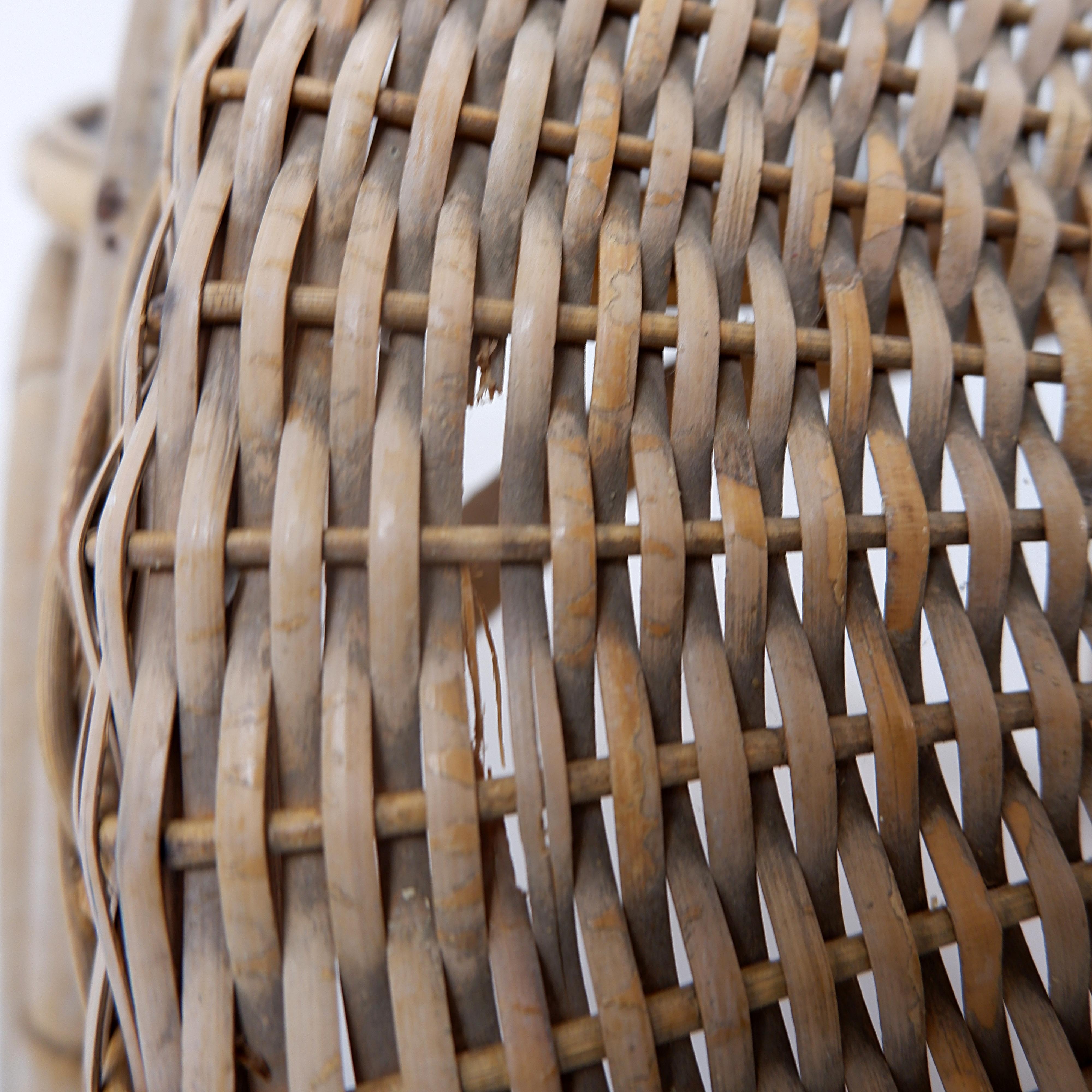 Lampada da terra in rattan a treppiede di metà secolo - Anni '50 in vendita 9