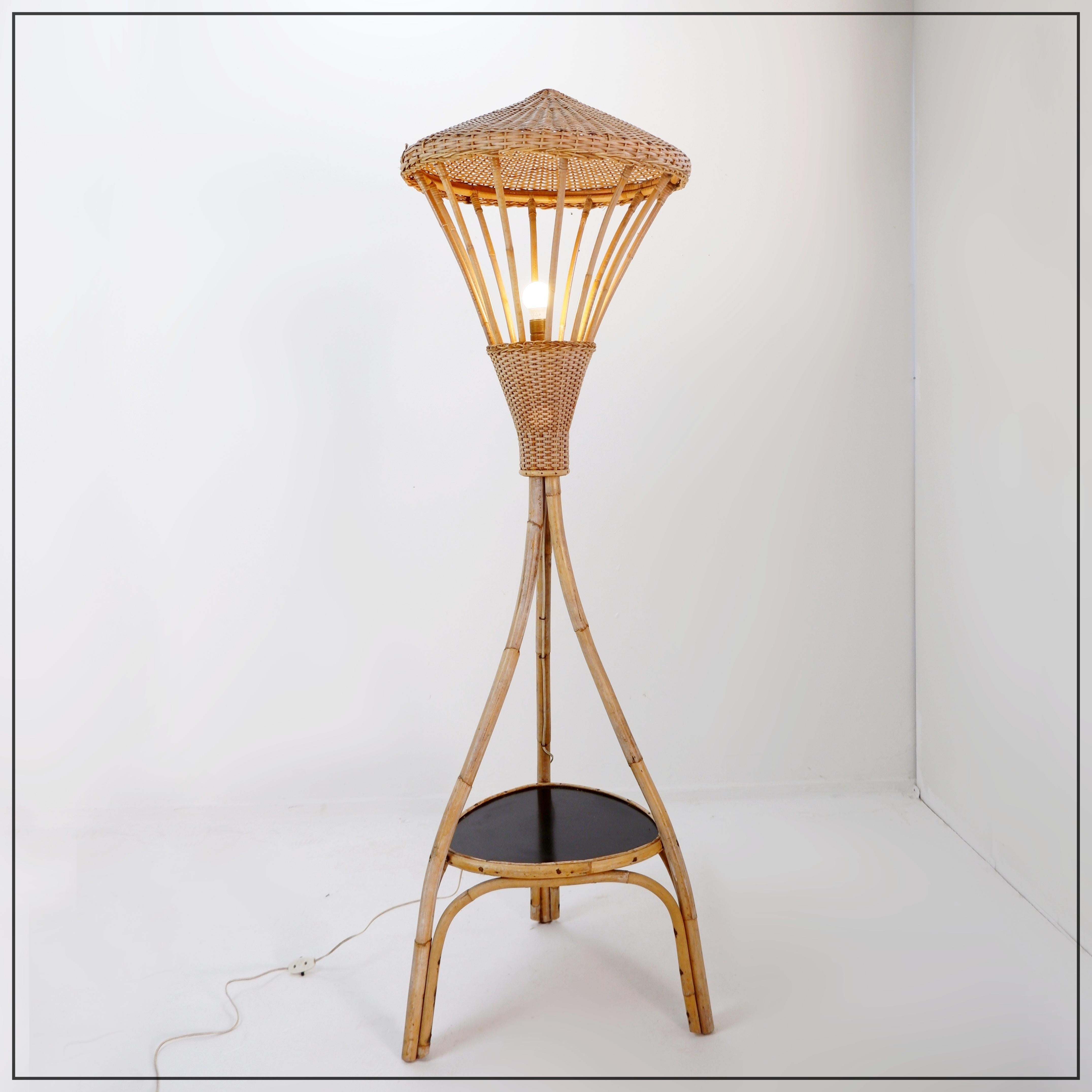 Lampada da terra in rattan a treppiede di metà secolo - Anni '50
Rattan - Decorazione organica - Vintage
Misure :  Ø 51cm H. H. 165
Usura coerente con l'età e l'uso.