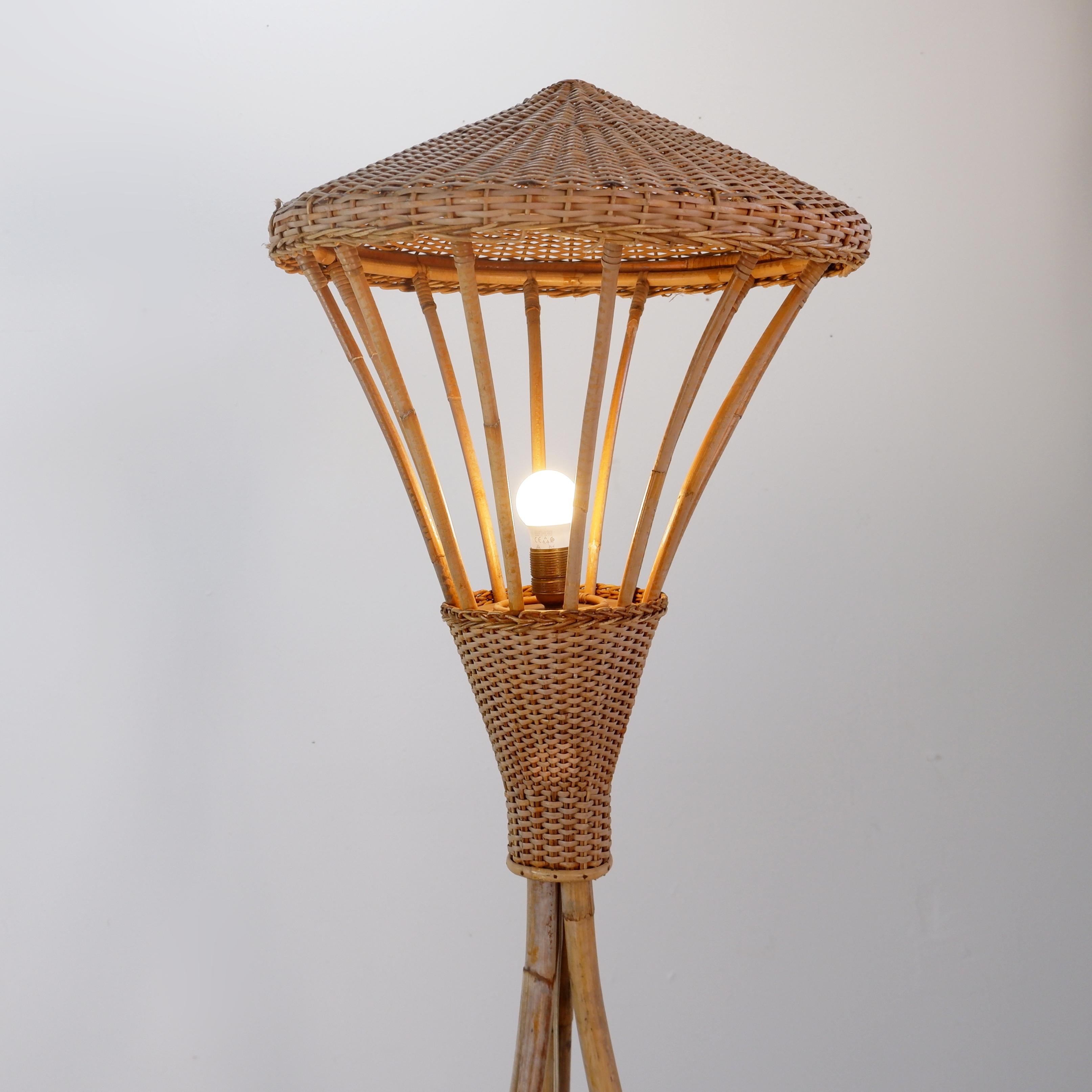 Bohémien Lampada da terra in rattan a treppiede di metà secolo - Anni '50 in vendita