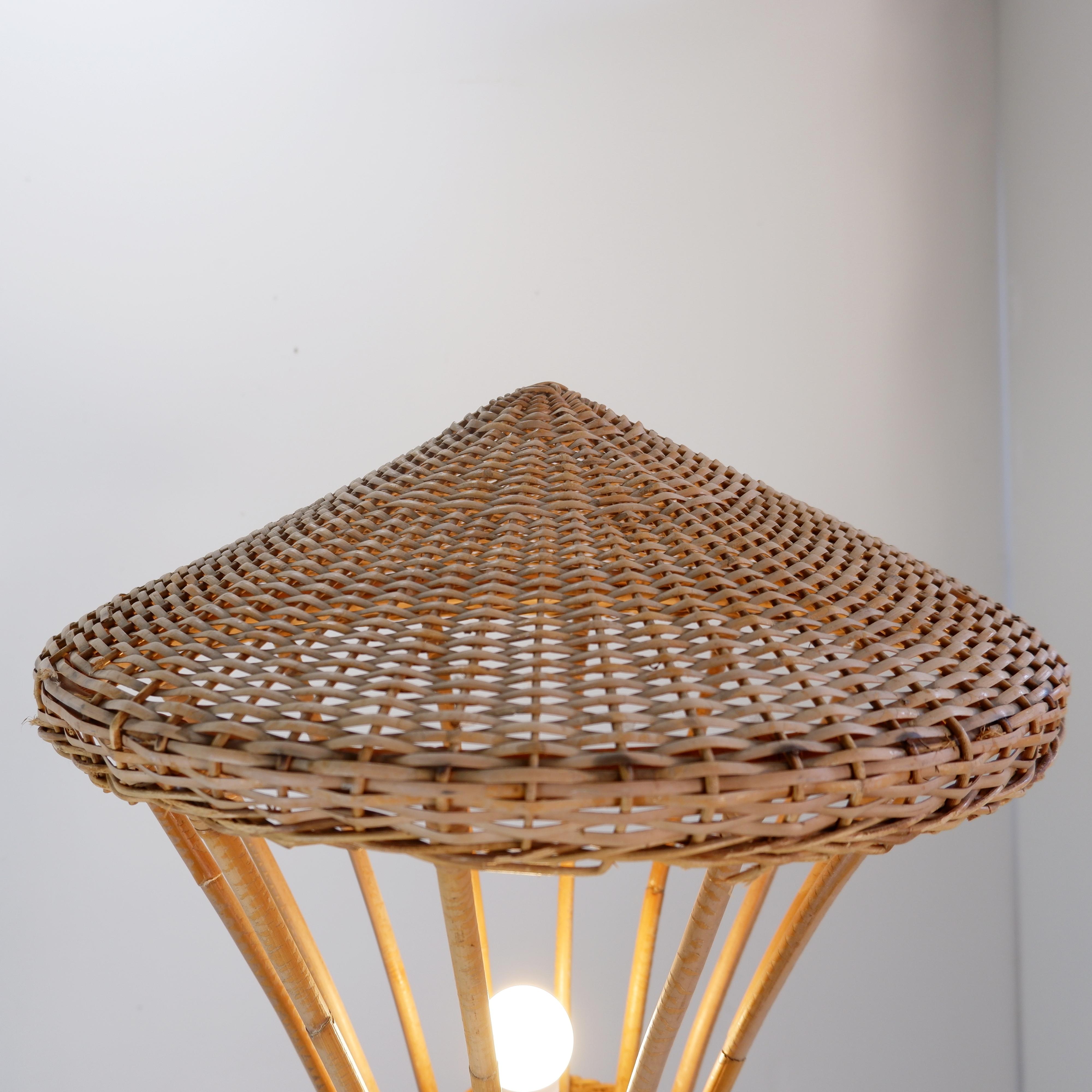 XX secolo Lampada da terra in rattan a treppiede di metà secolo - Anni '50 in vendita