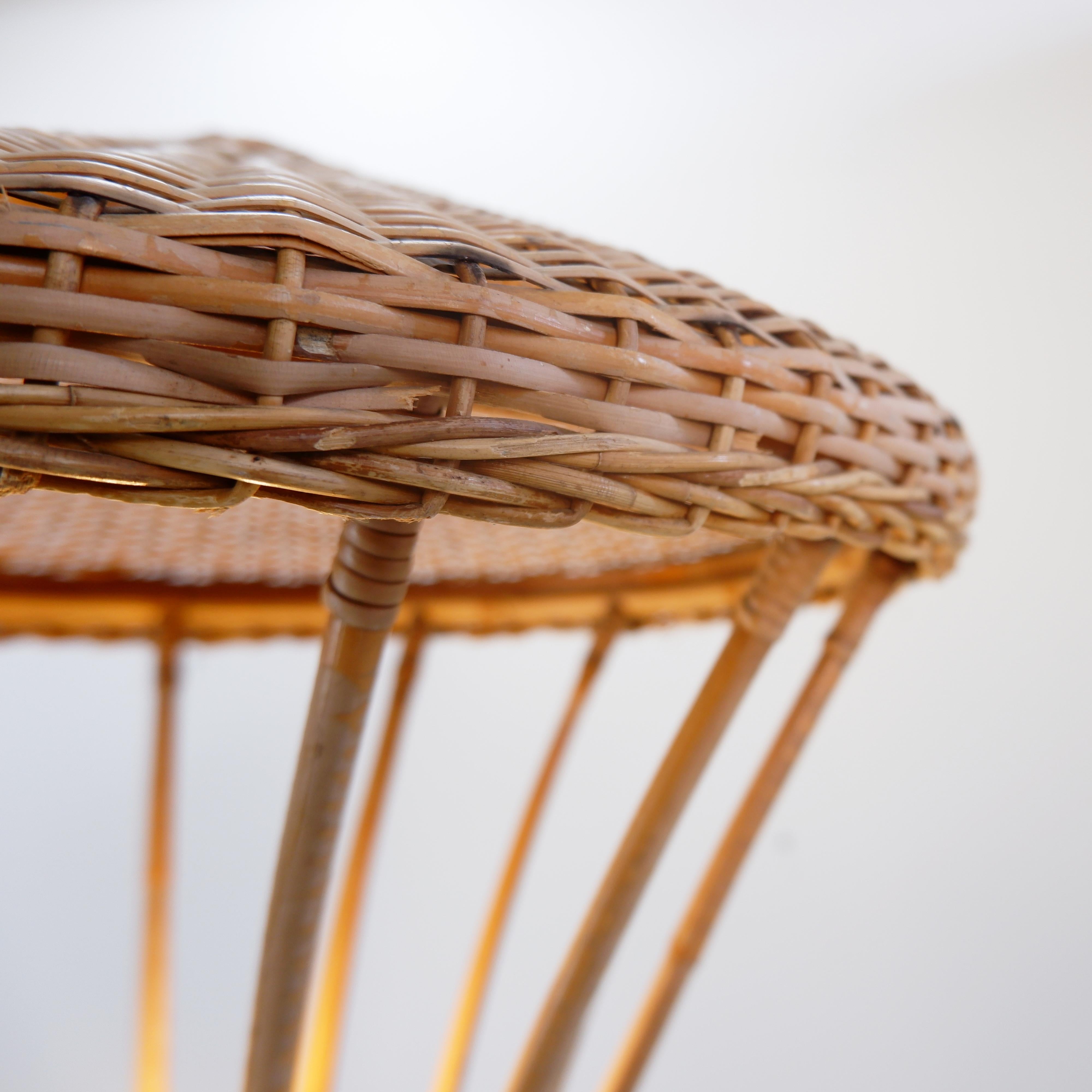 Lampada da terra in rattan a treppiede di metà secolo - Anni '50 in vendita 1