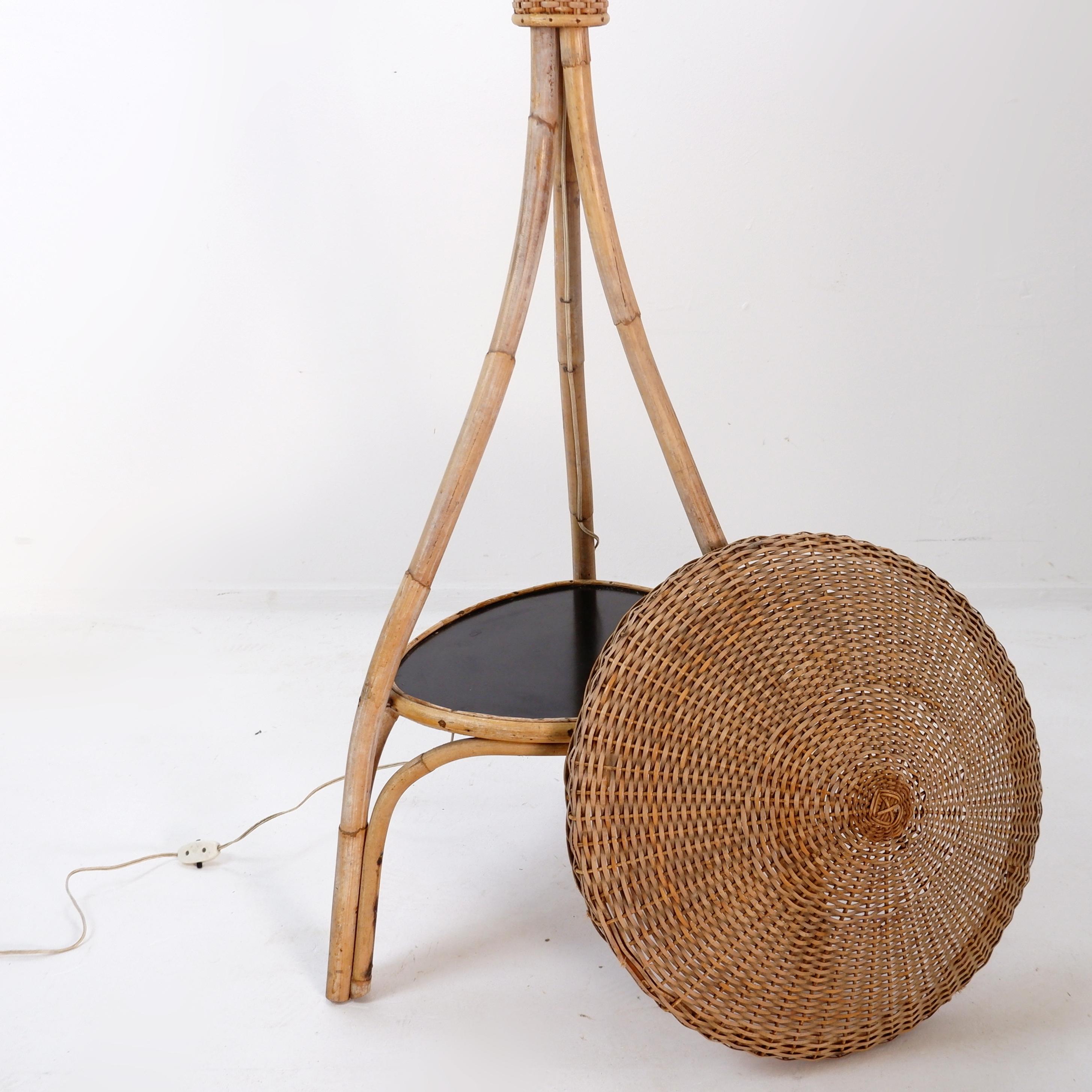 Lampada da terra in rattan a treppiede di metà secolo - Anni '50 in vendita 3