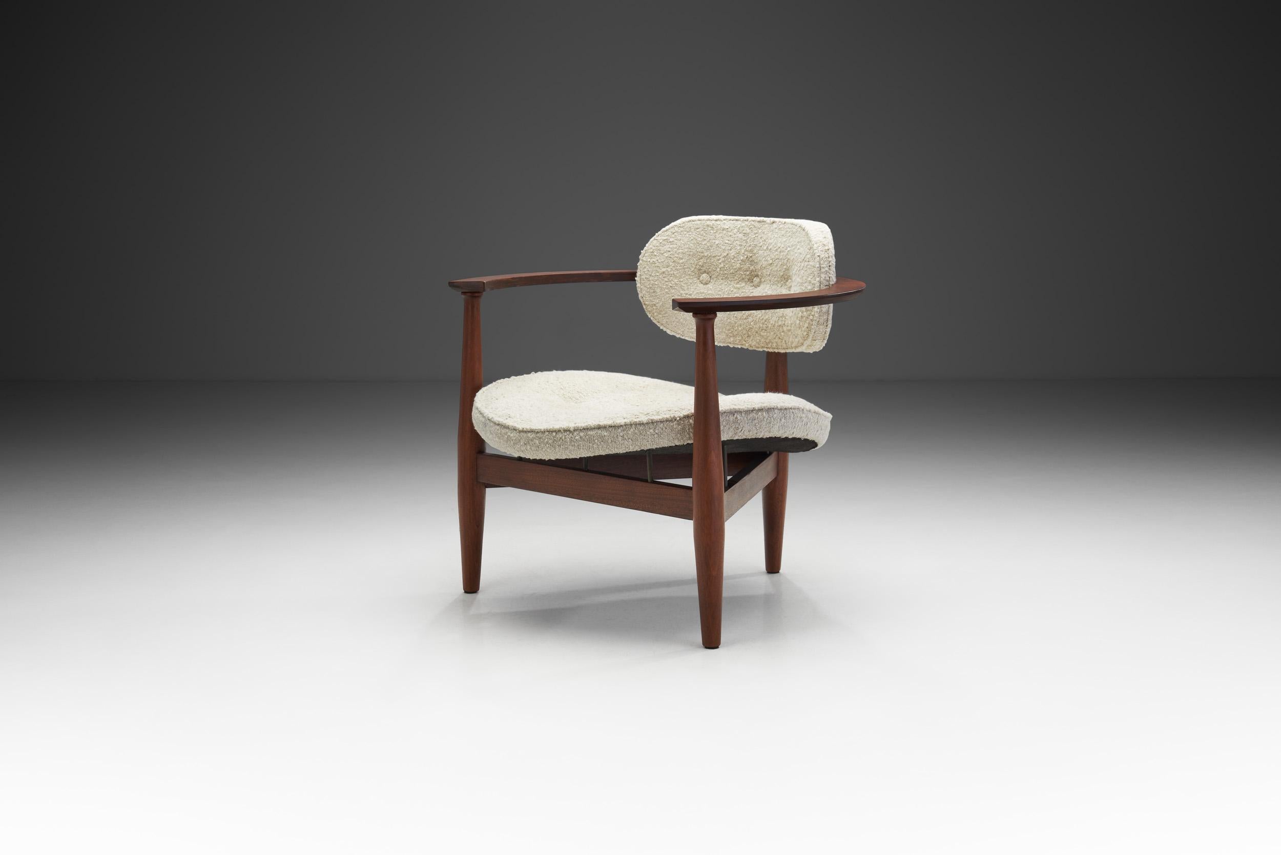 This exceptional chair has a peculiar design with numerous qualities that distinguish it from its contemporaries, even from mid-century chair designs in general. From the shell seat to the circular arm and tripod legs, this model is stunning from