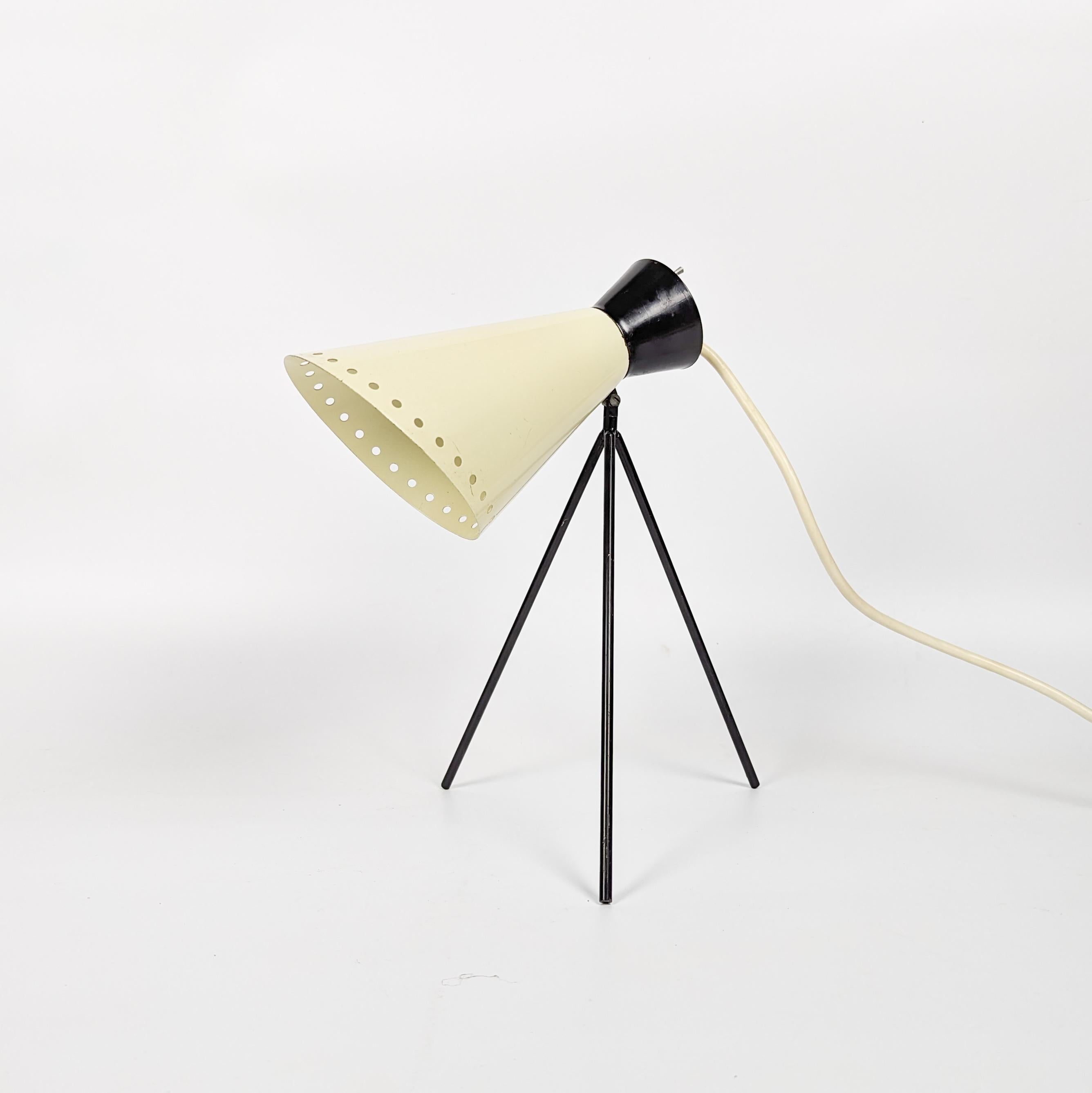 Fantastique lampe de table tripode moderne du milieu du siècle, conçue par Josef Hurka, présentant un magnifique design des années 1950 dans le schéma classique des couleurs beige et noir. Fabriquée par Napako en République tchèque, cette lampe est