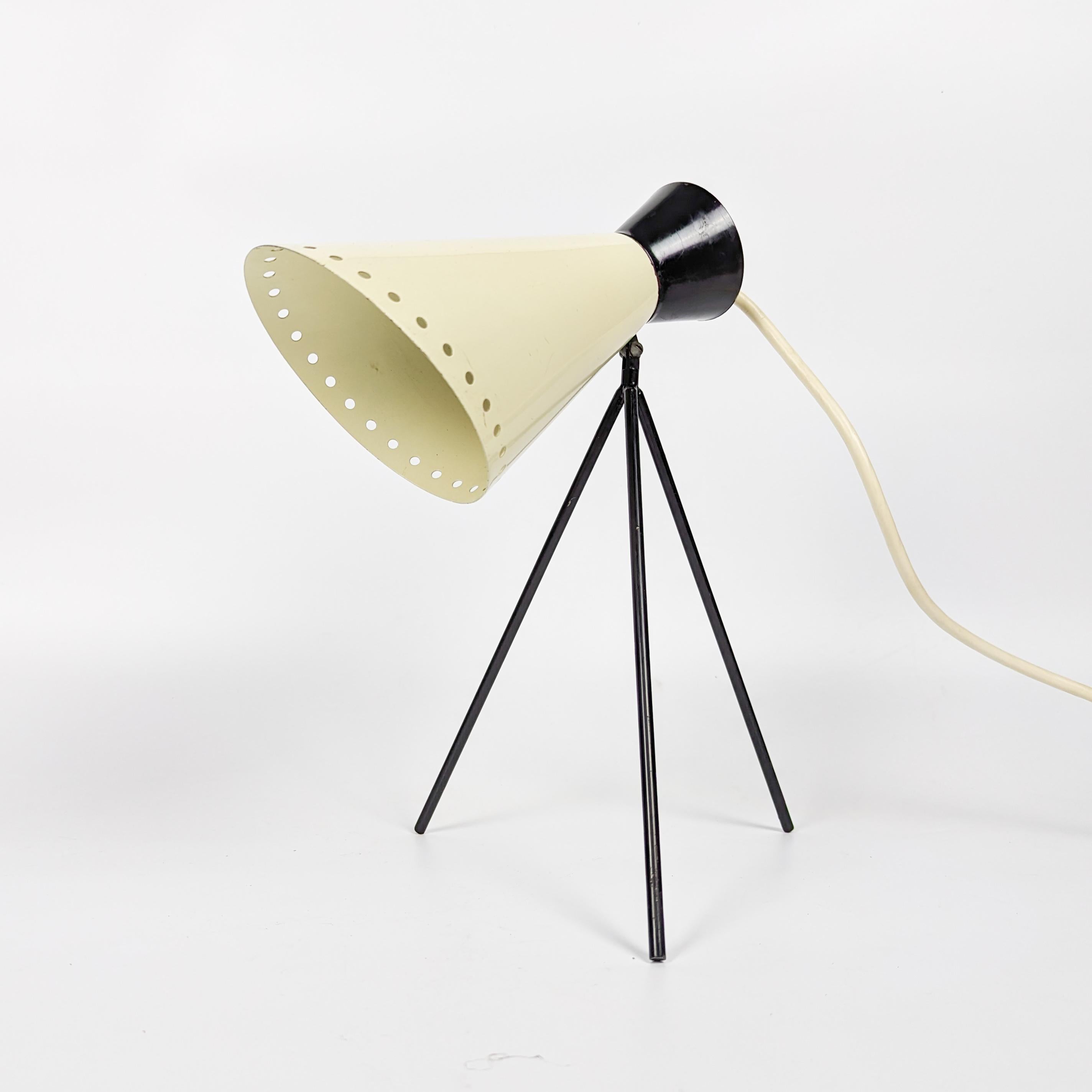 Mid-Century Modern Lampe de table tripode du milieu du siècle par Josef Hůrka pour Napako 